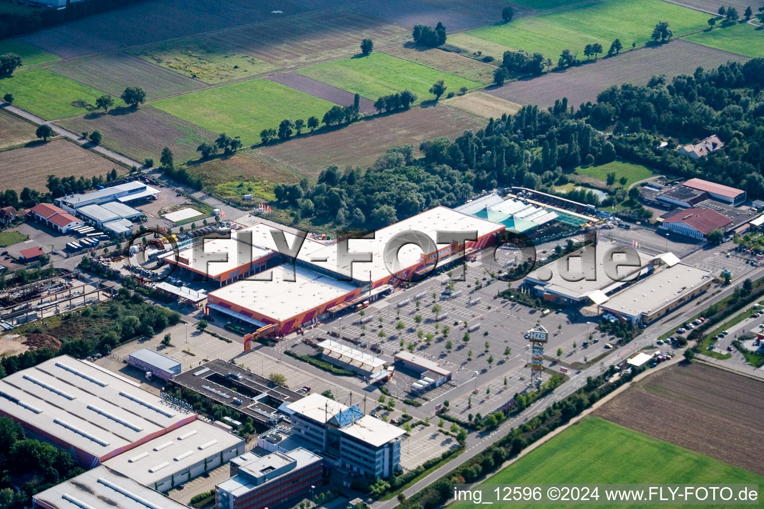 Vue aérienne de Quincaillerie Hornbach dans la zone industrielle de Bruchwiesenstr à Bornheim dans le département Rhénanie-Palatinat, Allemagne