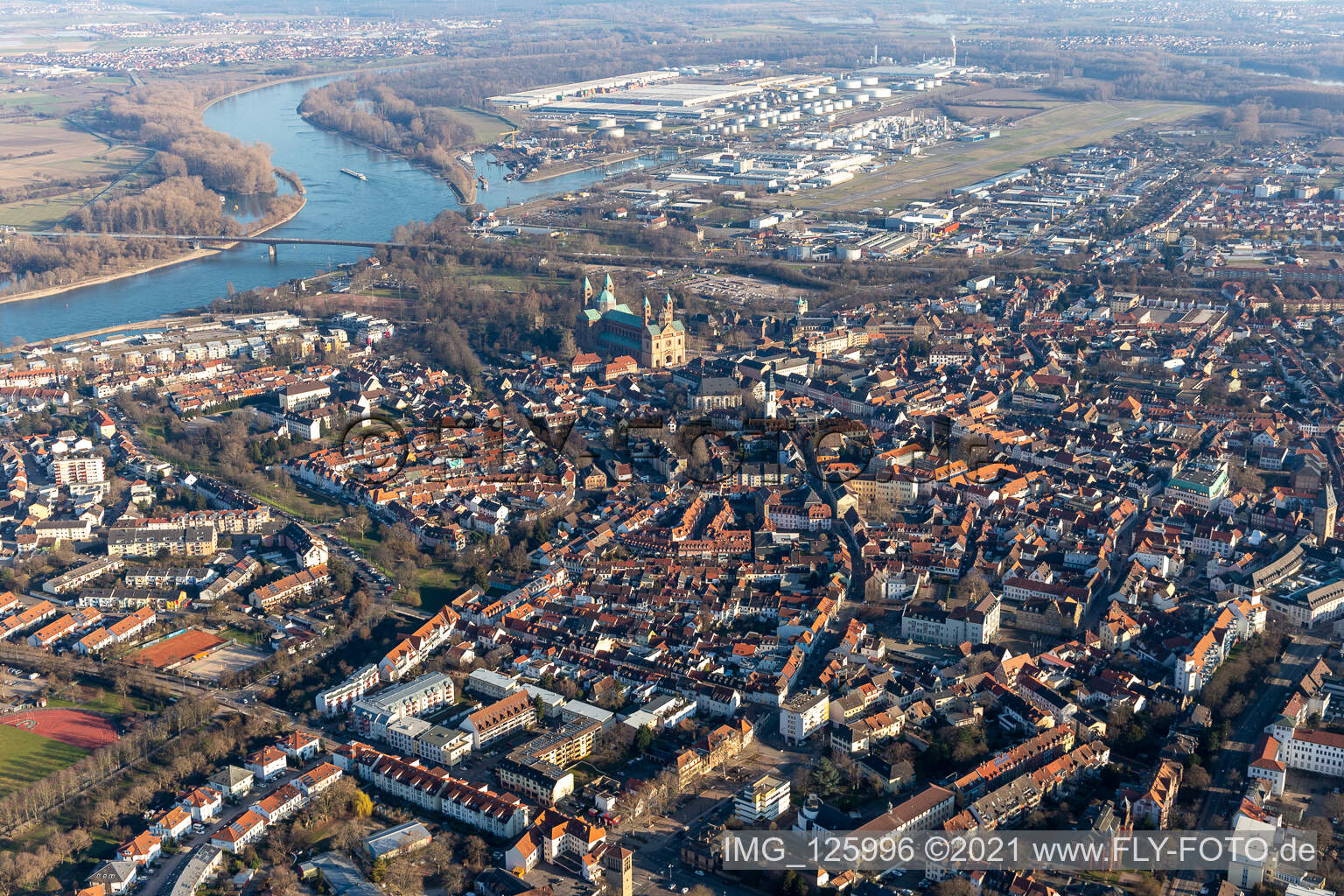 Vue aérienne de Vieille ville et centre-ville au bord du Rhin à Speyer dans le département Rhénanie-Palatinat, Allemagne