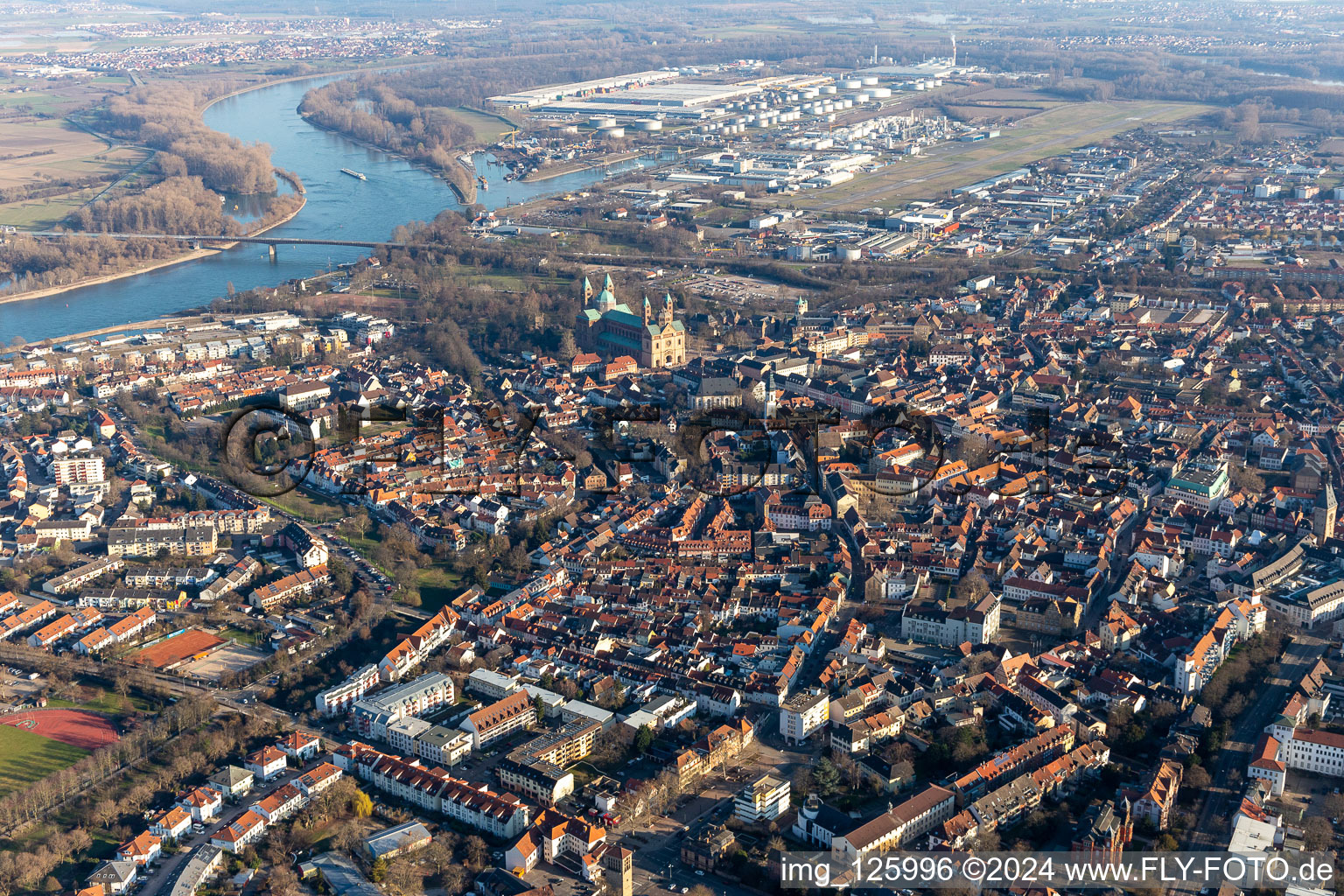 Vue aérienne de Vieille ville et centre-ville au bord du Rhin à Speyer dans le département Rhénanie-Palatinat, Allemagne