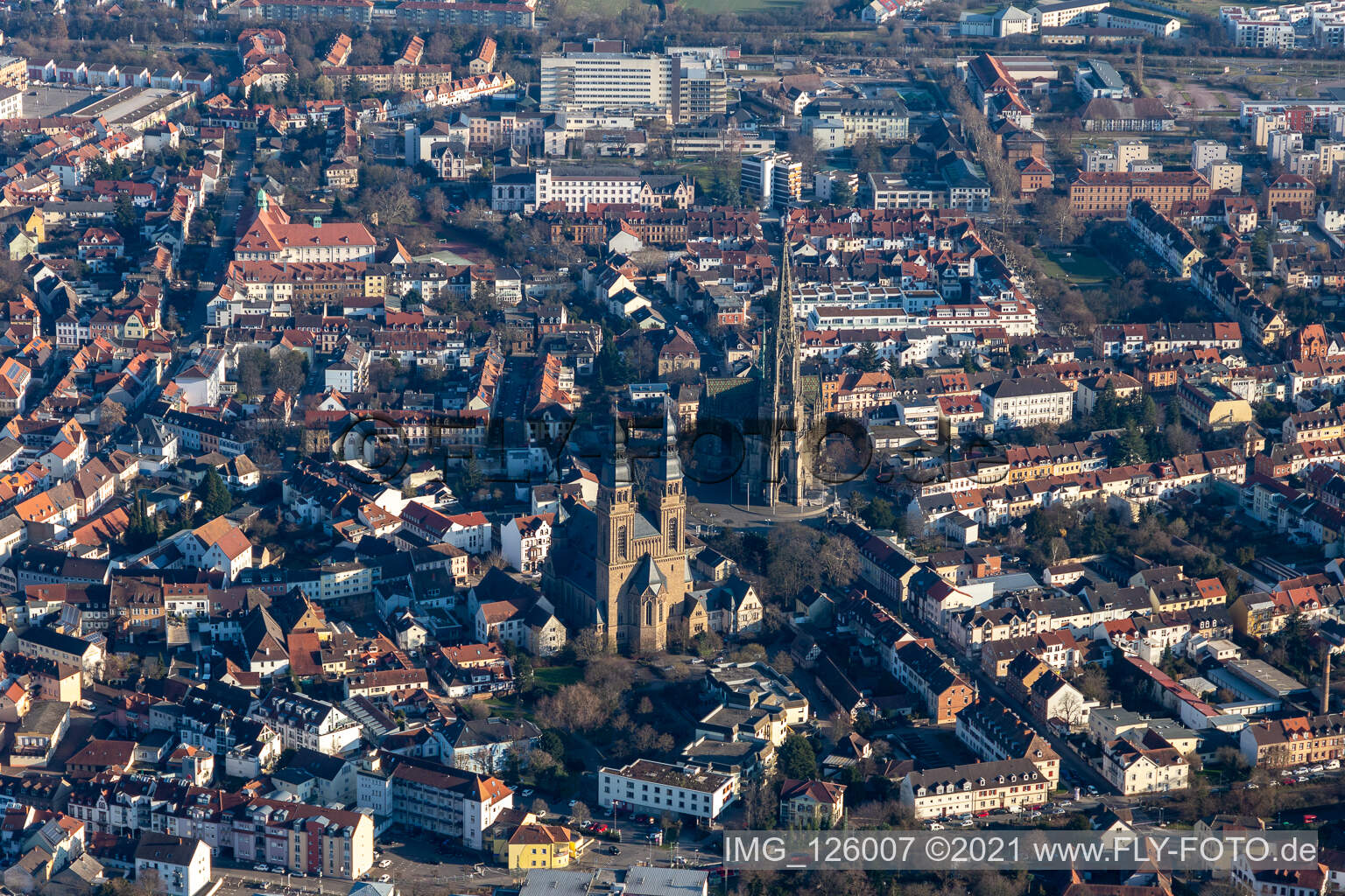Vue aérienne de Bâtiment de l'église Protestation et église catholique Saint-Joseph dans le vieux centre-ville du centre-ville à Speyer dans le département Rhénanie-Palatinat, Allemagne