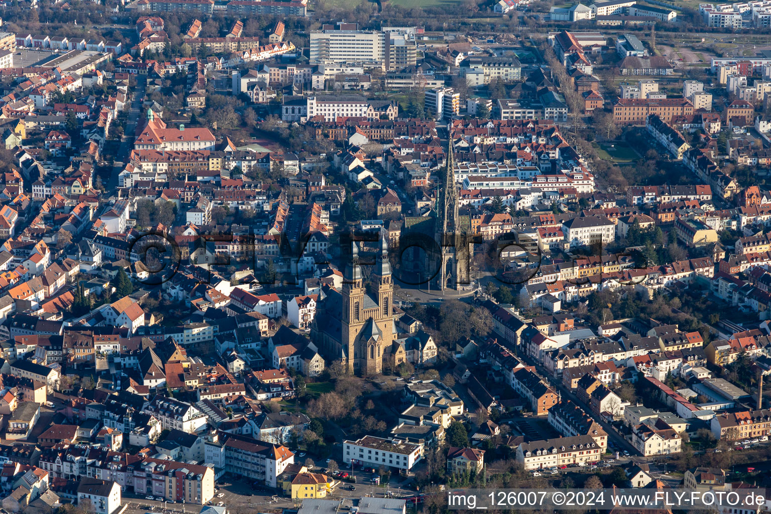 Vue aérienne de Bâtiment de l'église Protestation et église catholique Saint-Joseph dans le vieux centre-ville du centre-ville à Speyer dans le département Rhénanie-Palatinat, Allemagne