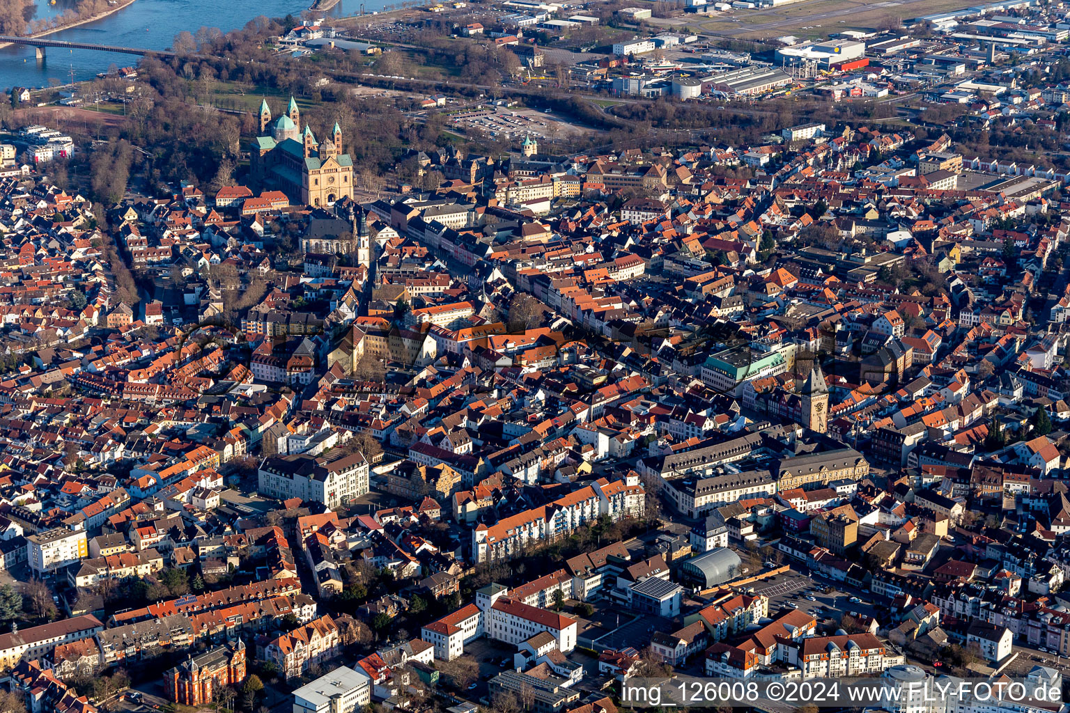 Vue aérienne de Vieille ville et centre-ville Johannesstrasse - Maximilianstrasse - Altpörtel à Speyer dans le département Rhénanie-Palatinat, Allemagne