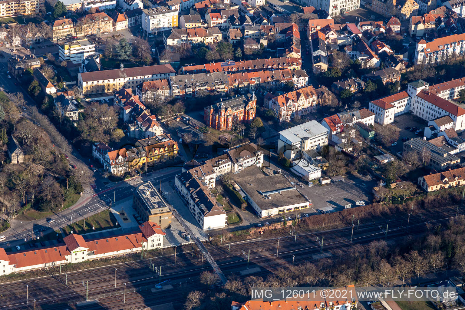Vue aérienne de École - VHS - centre d'éducation des adultes à Speyer dans le département Rhénanie-Palatinat, Allemagne