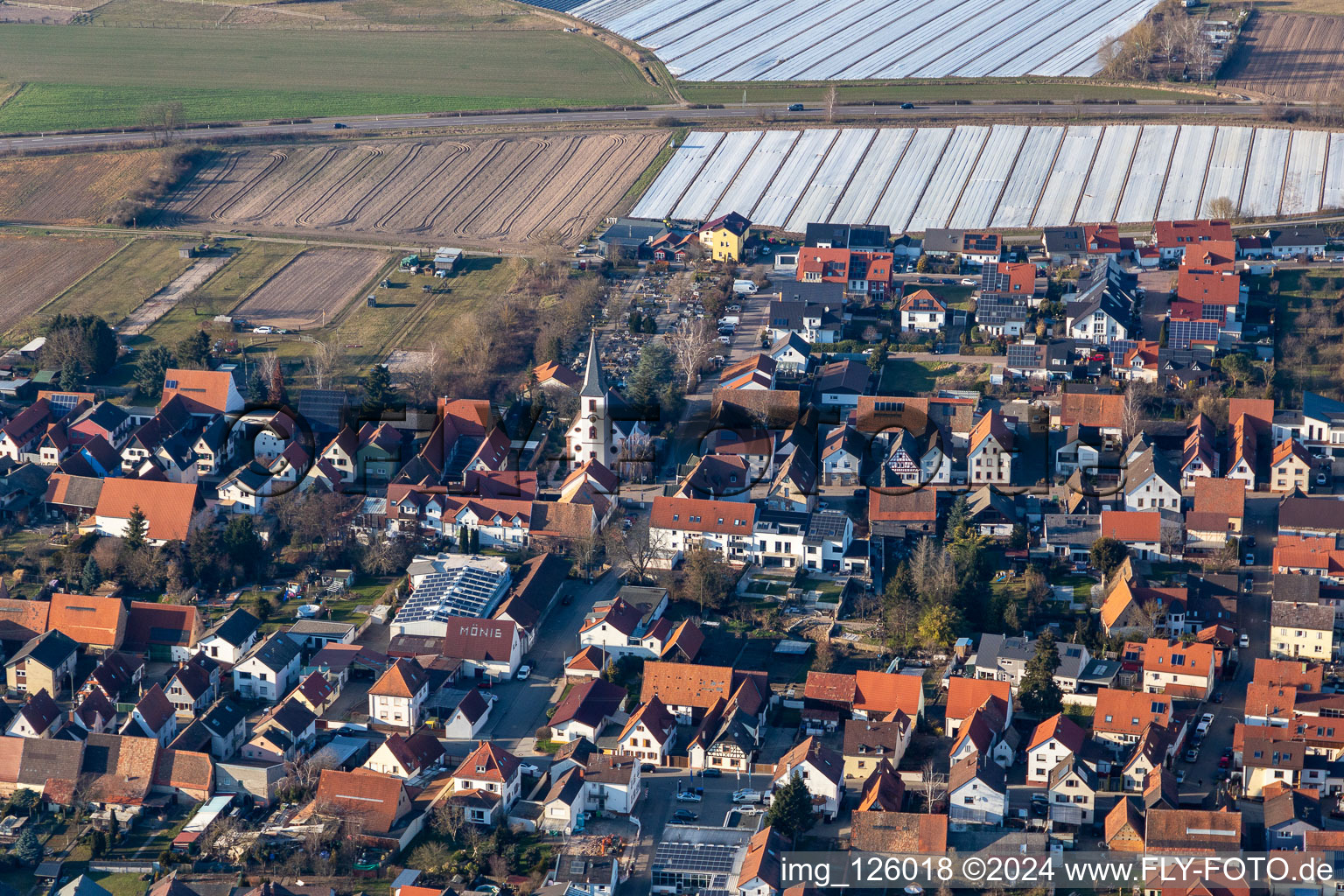 Vue aérienne de Église catholique Saint-Martin à Hanhofen dans le département Rhénanie-Palatinat, Allemagne