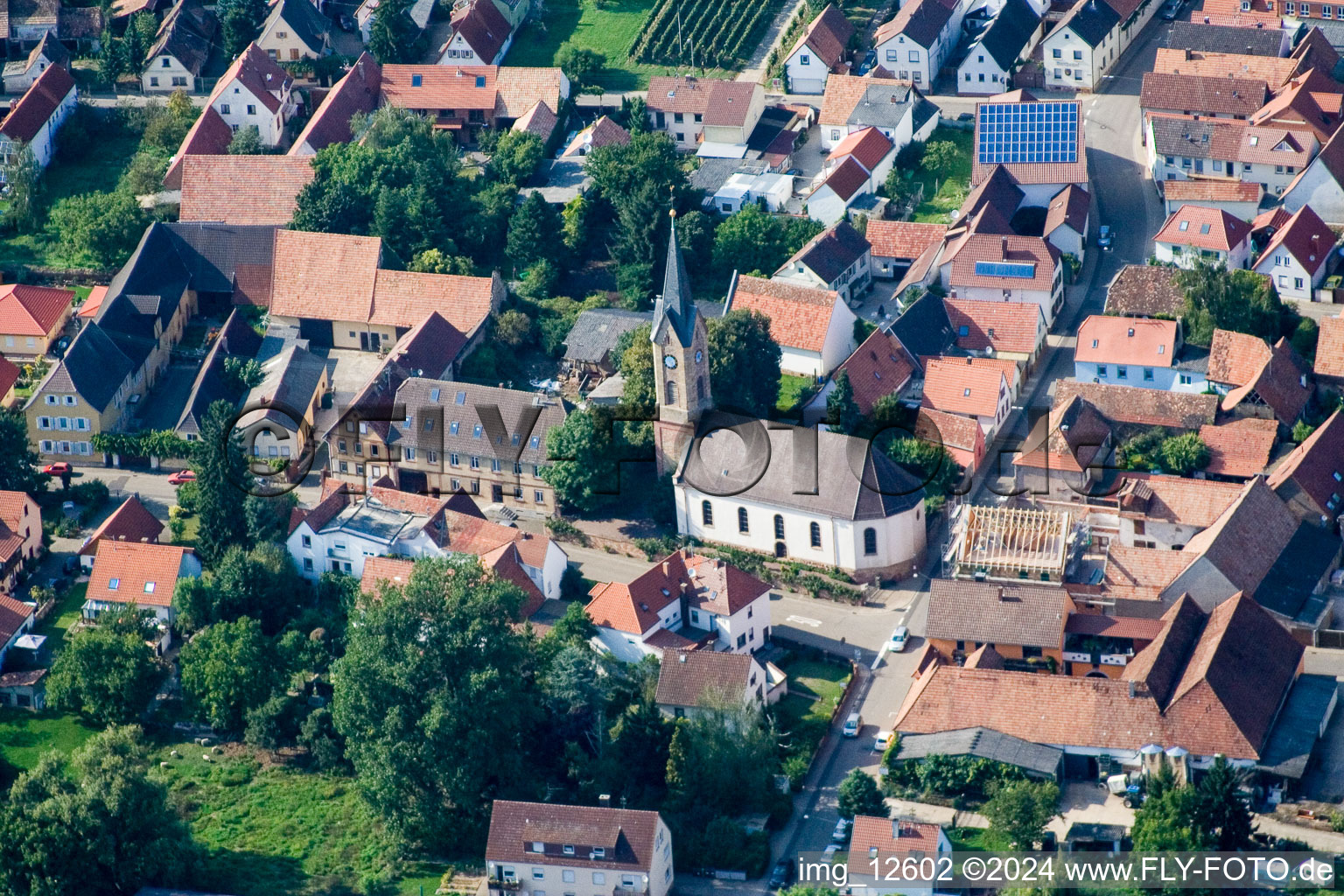 Vue aérienne de Église protestante au centre du village à Essingen dans le département Rhénanie-Palatinat, Allemagne