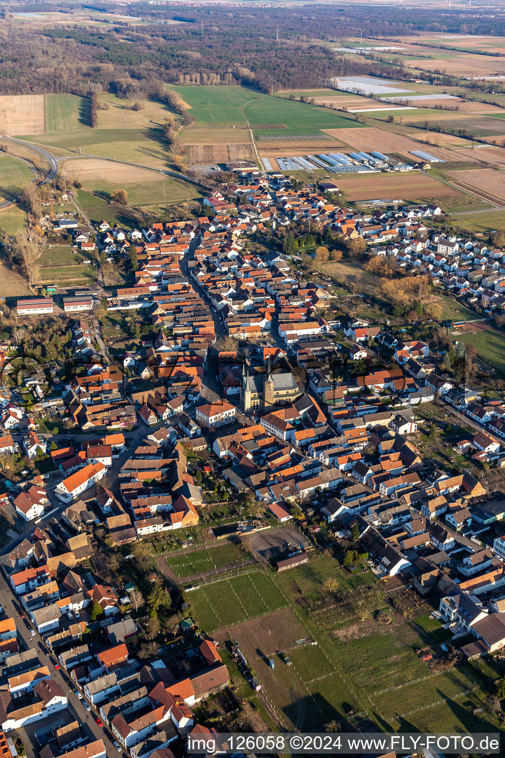 Vue aérienne de Centre-ville dans le centre-ville en Geinsheim à le quartier Geinsheim in Neustadt an der Weinstraße dans le département Rhénanie-Palatinat, Allemagne