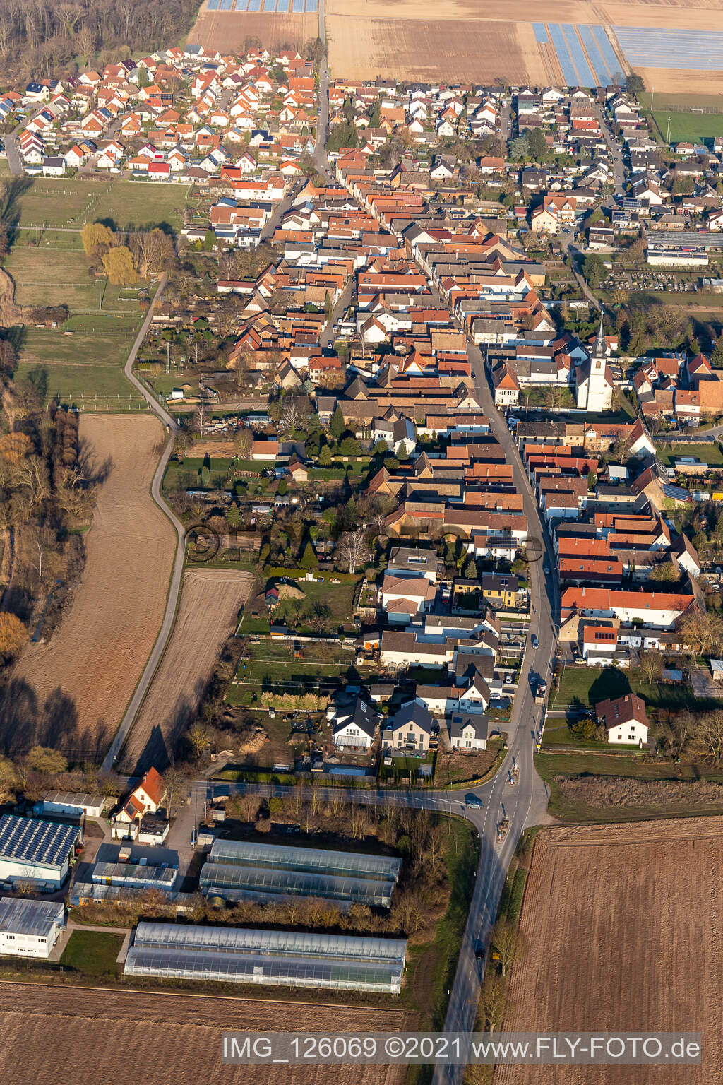 Vue aérienne de Village - vue autour de la rue principale à Freisbach dans le département Rhénanie-Palatinat, Allemagne