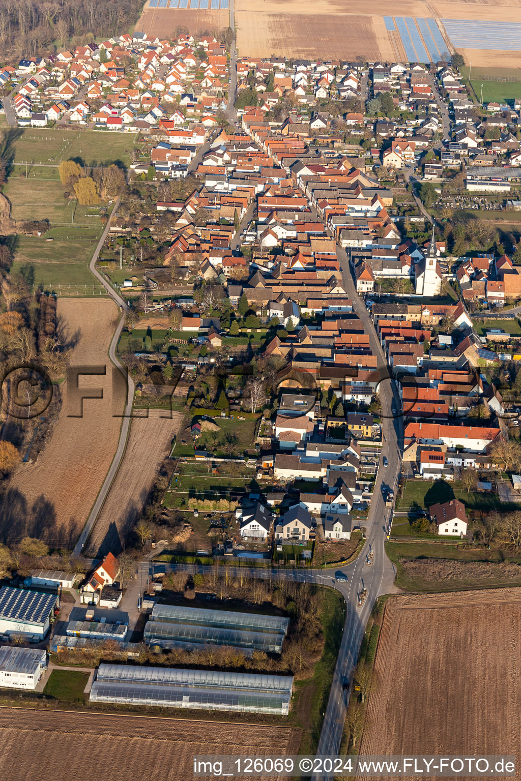 Vue aérienne de Village - vue autour de la rue principale à Freisbach dans le département Rhénanie-Palatinat, Allemagne