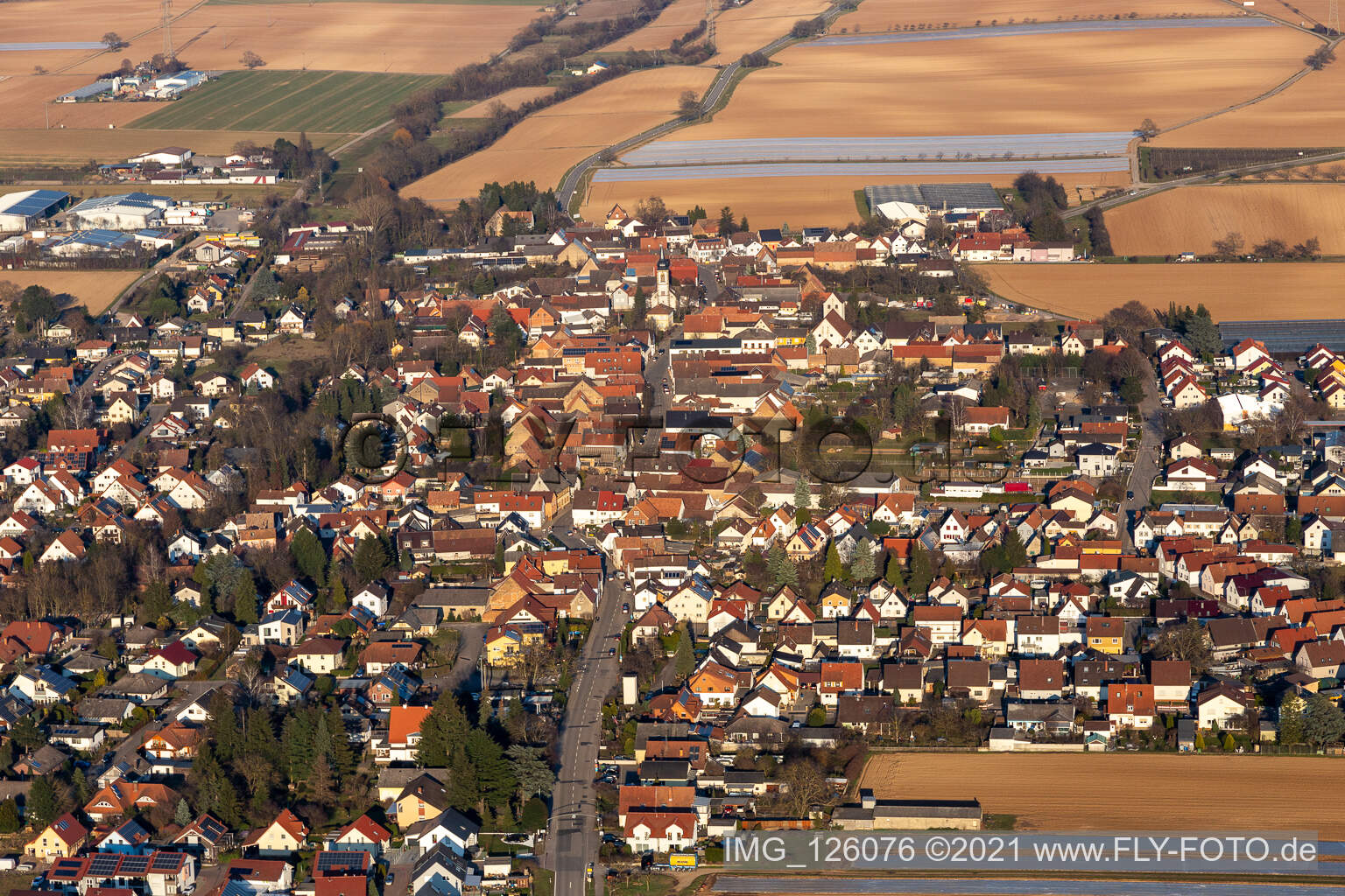Weingarten dans le département Rhénanie-Palatinat, Allemagne vu d'un drone