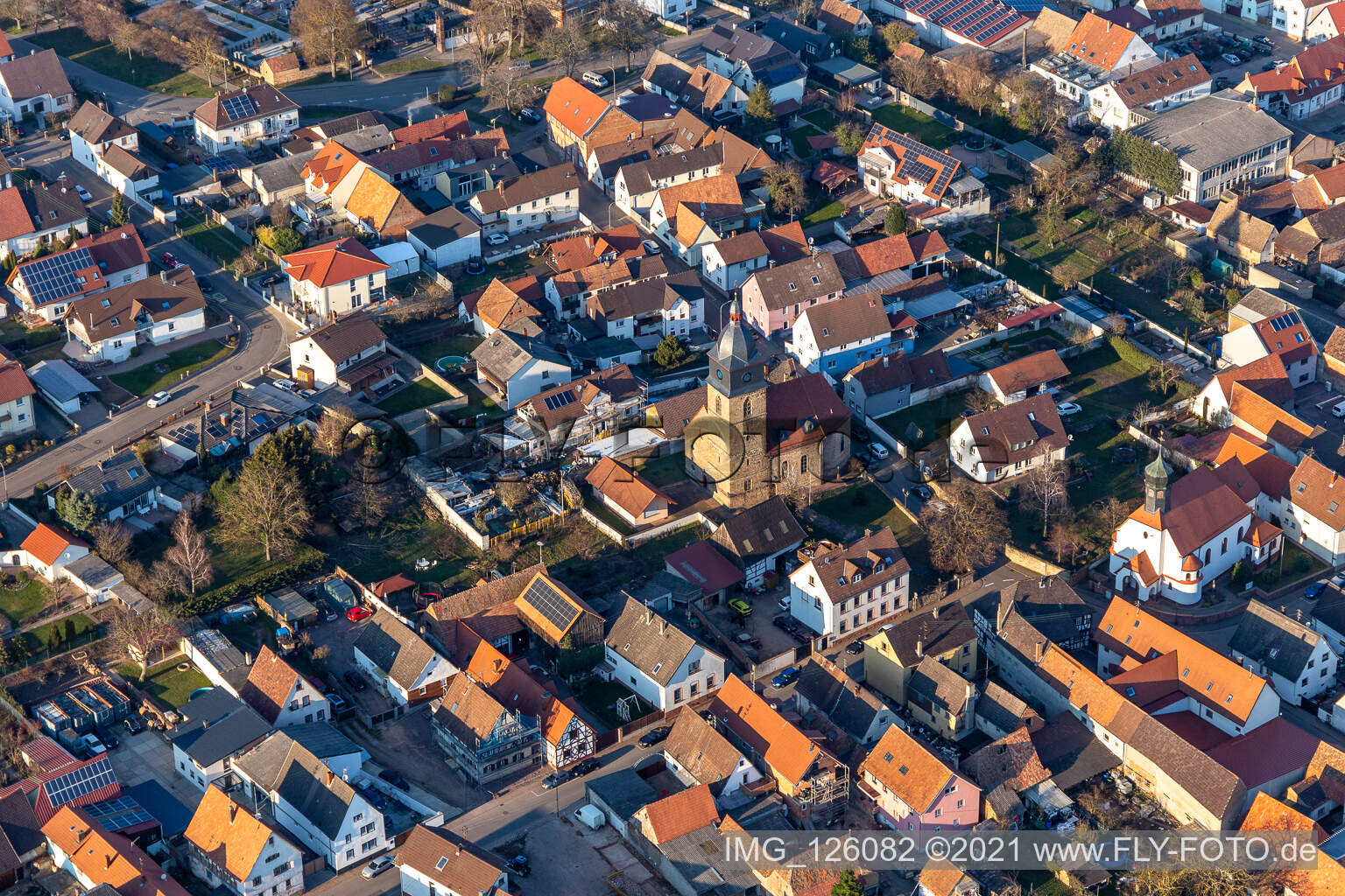 Vue aérienne de Église des Apôtres à Lustadt dans le département Rhénanie-Palatinat, Allemagne