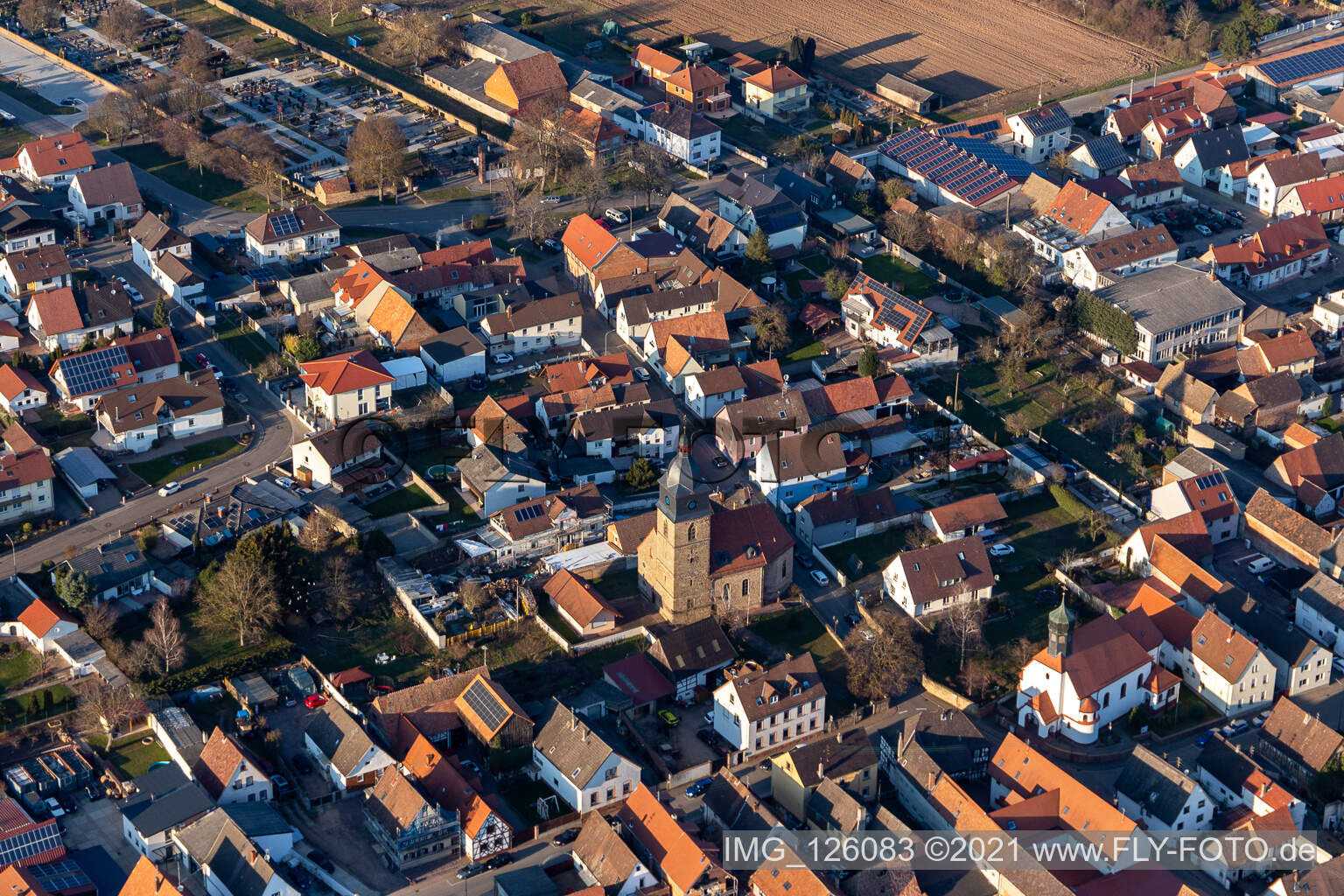 Vue aérienne de Église des Apôtres au centre du village à Lustadt dans le département Rhénanie-Palatinat, Allemagne