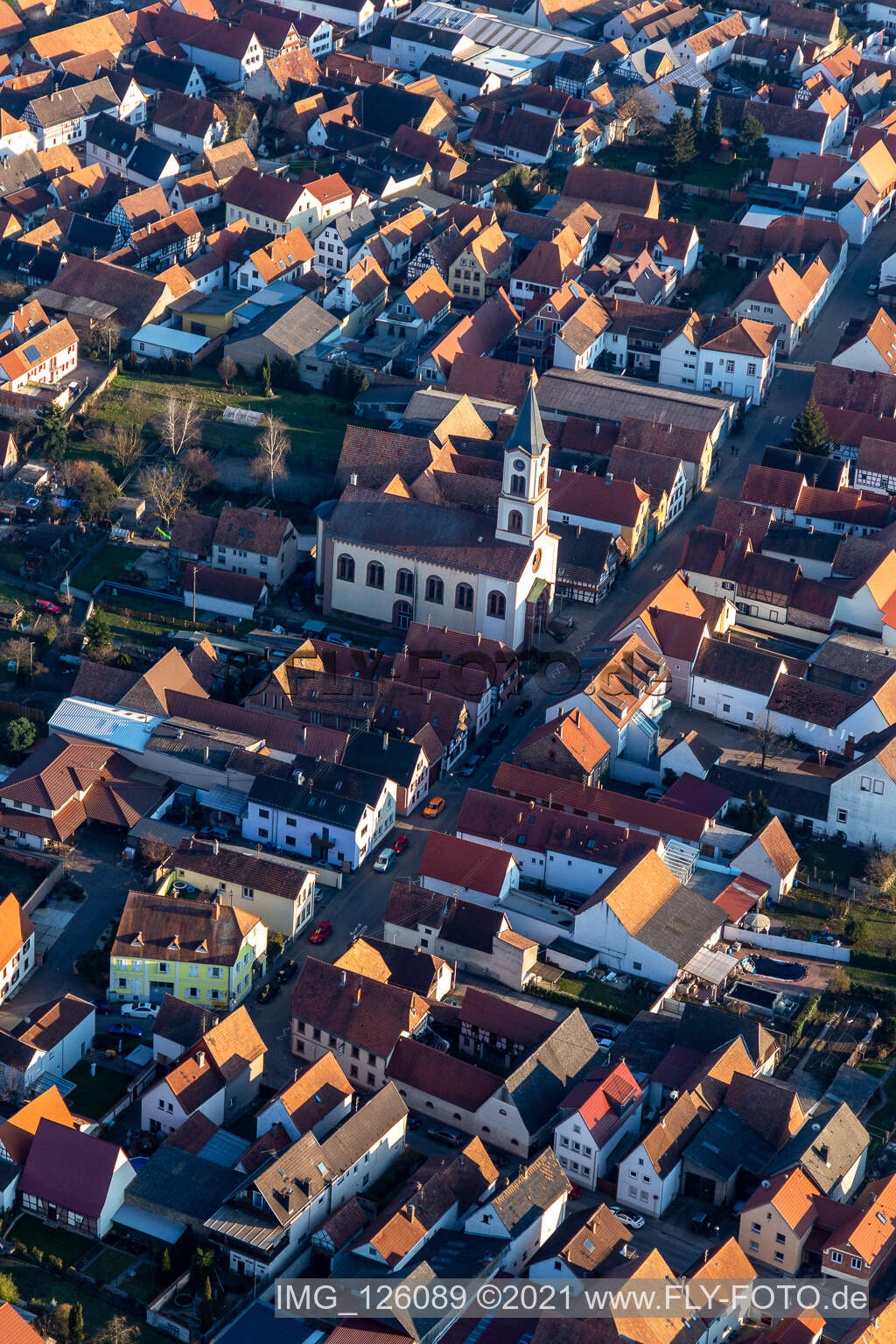 Vue aérienne de Église protestante à Zeiskam dans le département Rhénanie-Palatinat, Allemagne