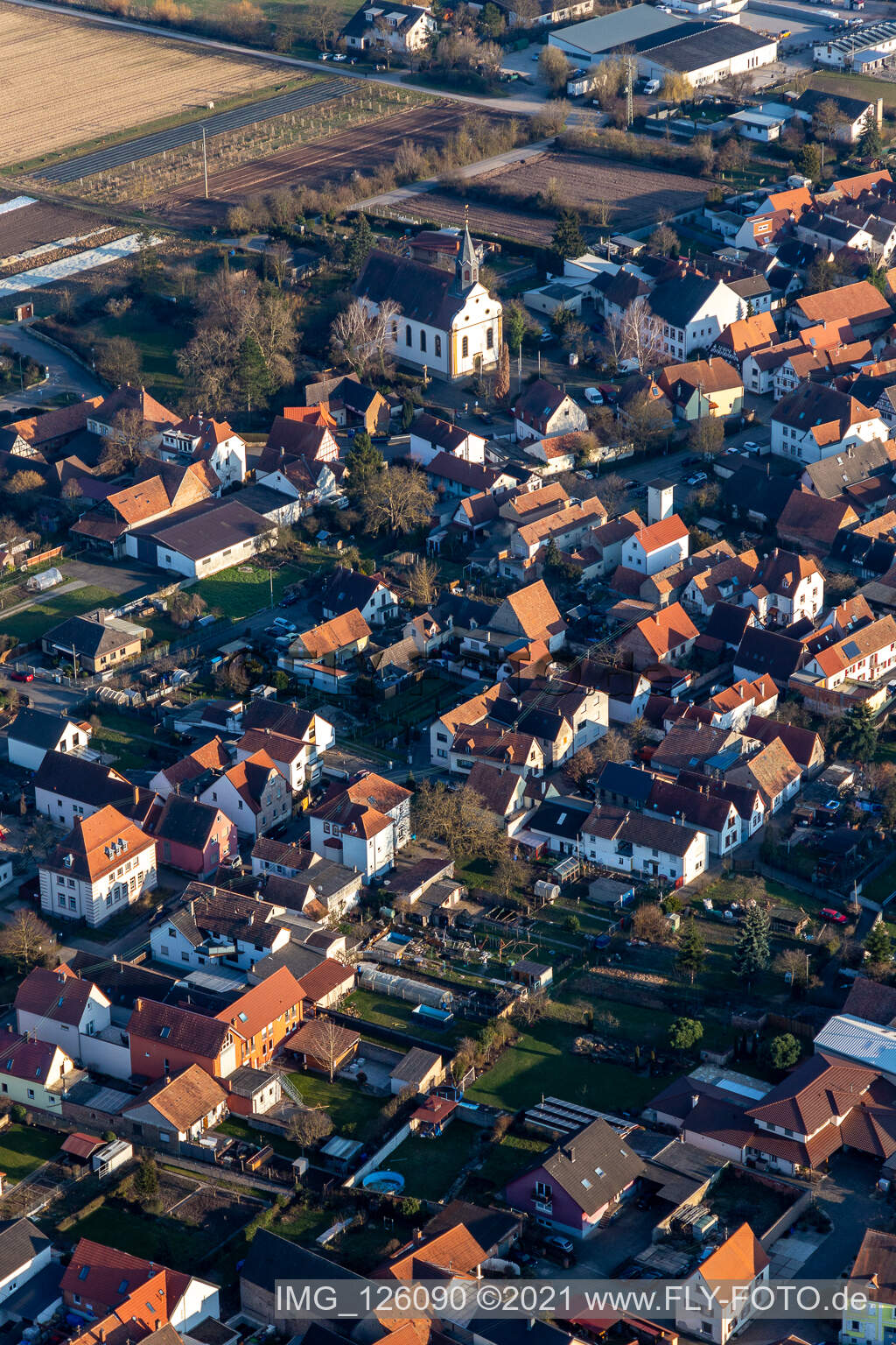 Vue aérienne de Catholique Église à Zeiskam dans le département Rhénanie-Palatinat, Allemagne