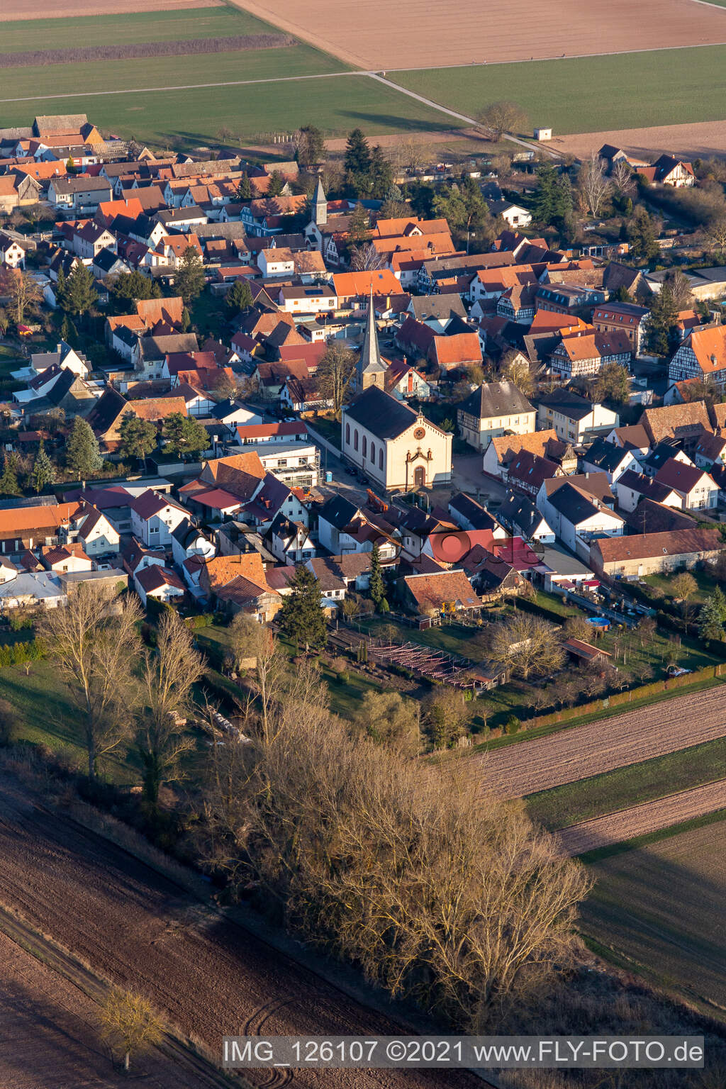Vue aérienne de Bâtiment d'église au centre du village à Knittelsheim dans le département Rhénanie-Palatinat, Allemagne
