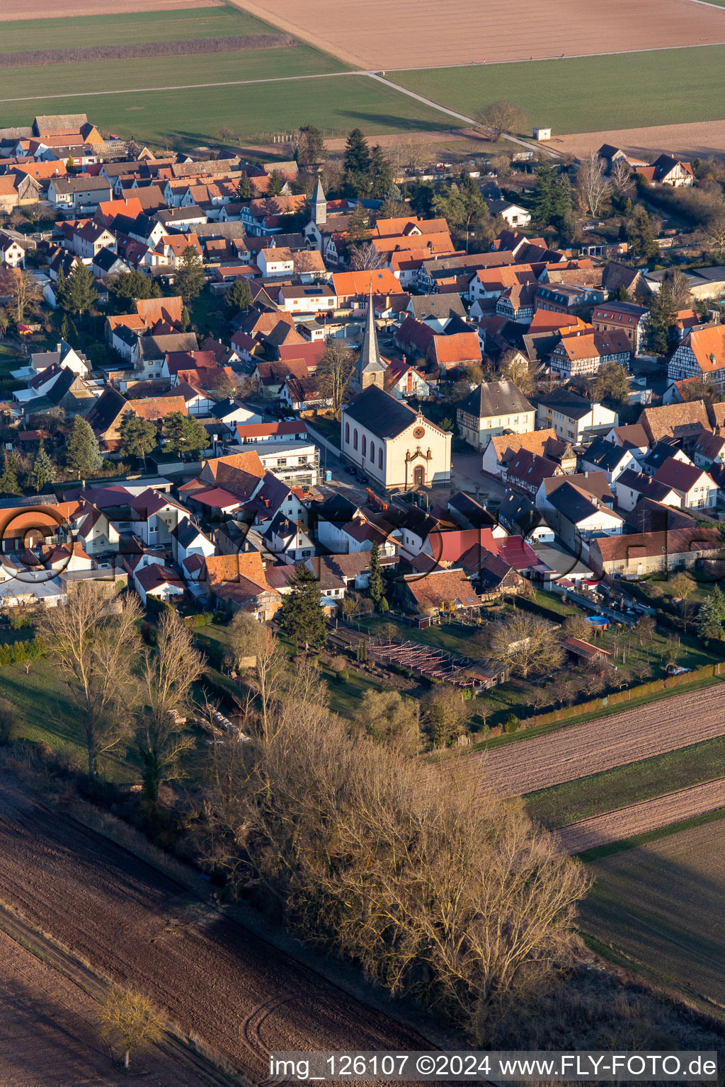 Vue aérienne de Bâtiment d'église au centre du village à Knittelsheim dans le département Rhénanie-Palatinat, Allemagne