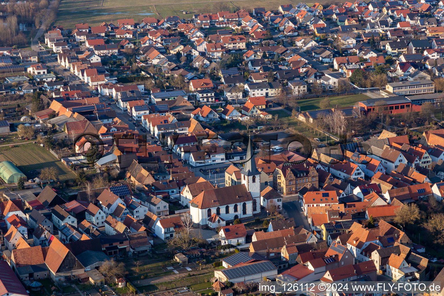 Vue aérienne de Bâtiment d'église au centre du village à le quartier Ottersheim in Ottersheim bei Landau dans le département Rhénanie-Palatinat, Allemagne