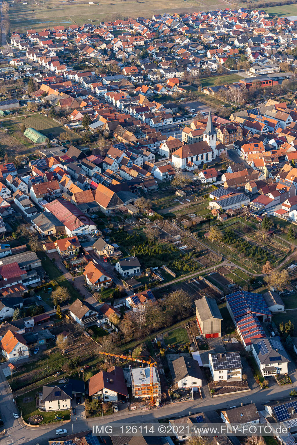 Vue aérienne de Bâtiment d'église au centre du village à Ottersheim bei Landau dans le département Rhénanie-Palatinat, Allemagne
