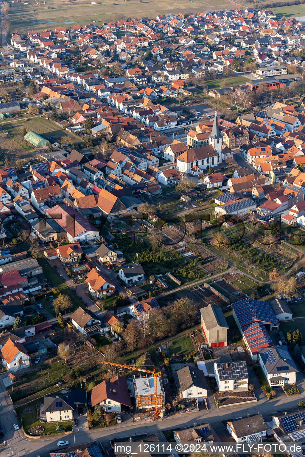 Vue aérienne de Bâtiment d'église au centre du village à le quartier Ottersheim in Ottersheim bei Landau dans le département Rhénanie-Palatinat, Allemagne