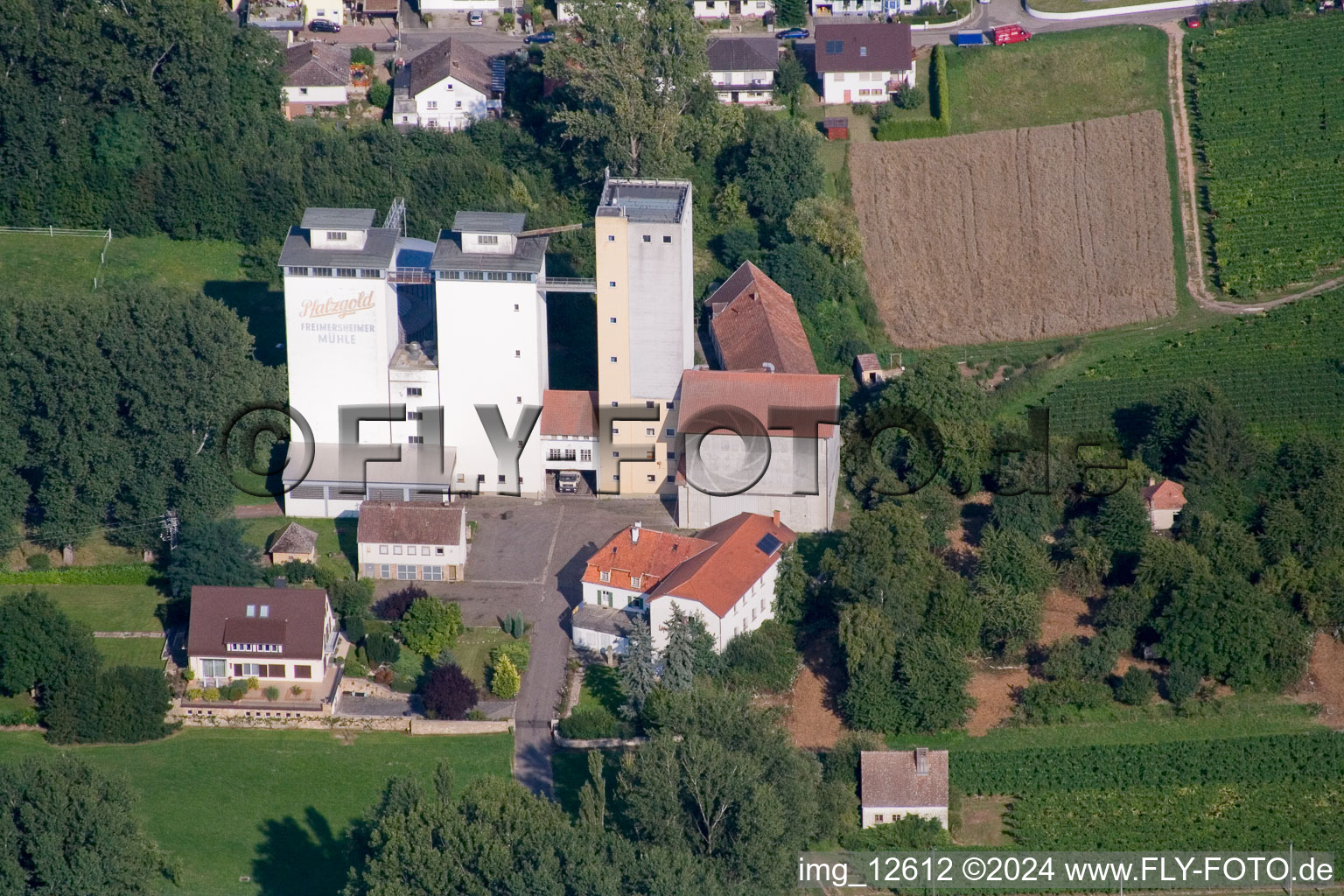 Vue aérienne de Bâtiments, silos et halls de production sur le site de l'usine Cornexo GmbH (Freimersheimer Maismühle) (Palatinat) à Freimersheim dans le département Rhénanie-Palatinat, Allemagne
