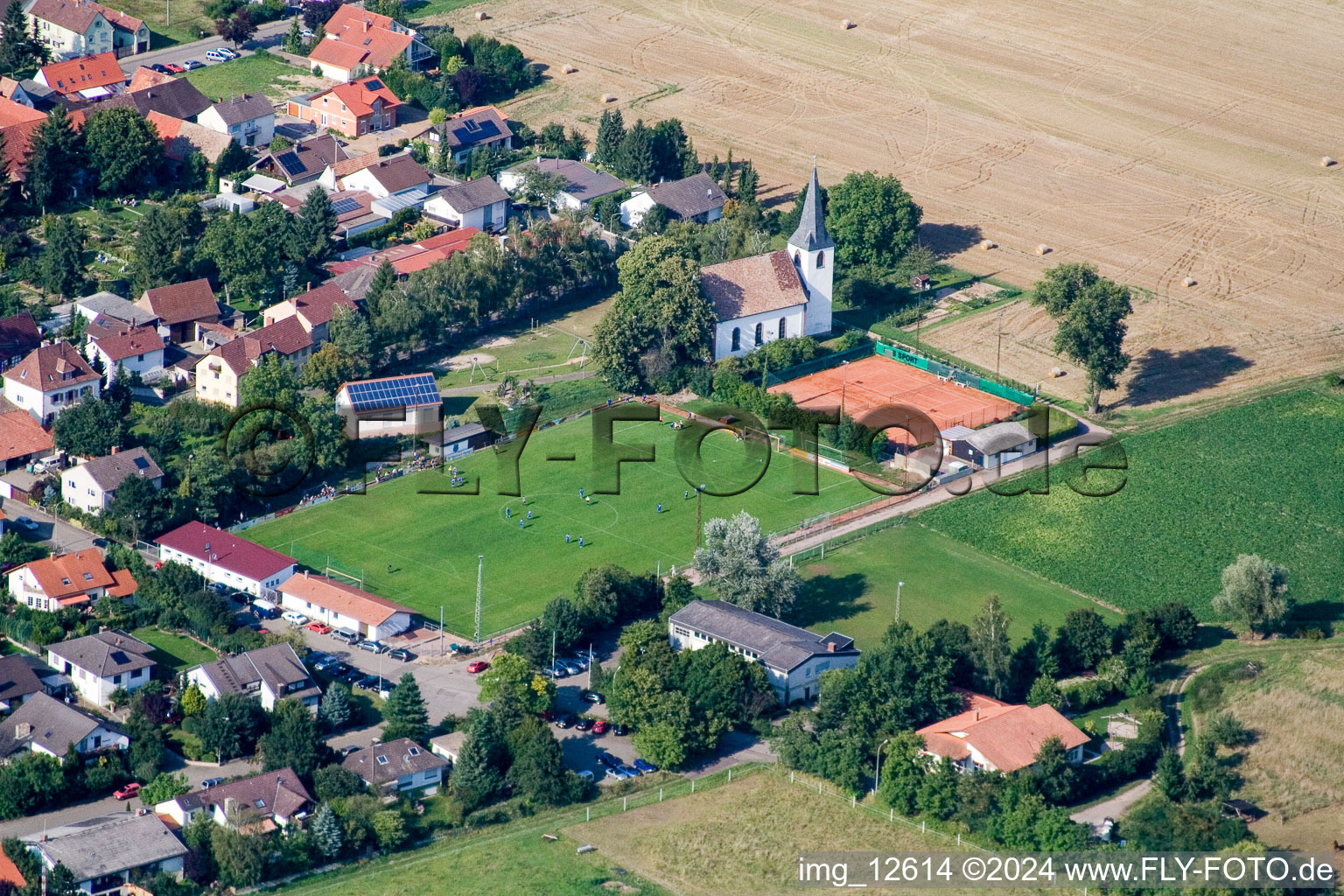 Vue aérienne de Chapelle au terrain de sport à Altdorf dans le département Rhénanie-Palatinat, Allemagne