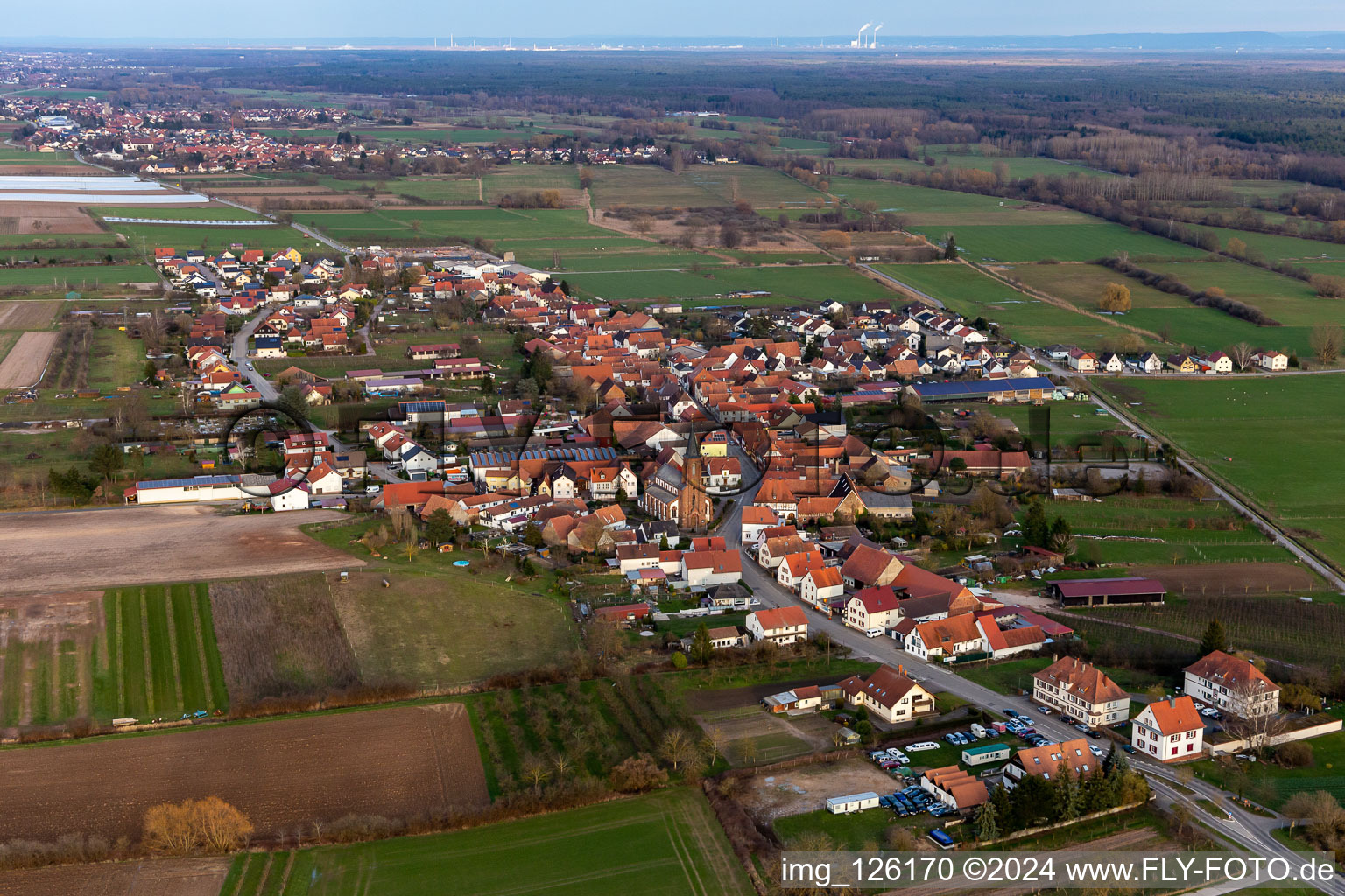 Vue aérienne de Champs agricoles et surfaces utilisables à Schweighofen dans le département Rhénanie-Palatinat, Allemagne