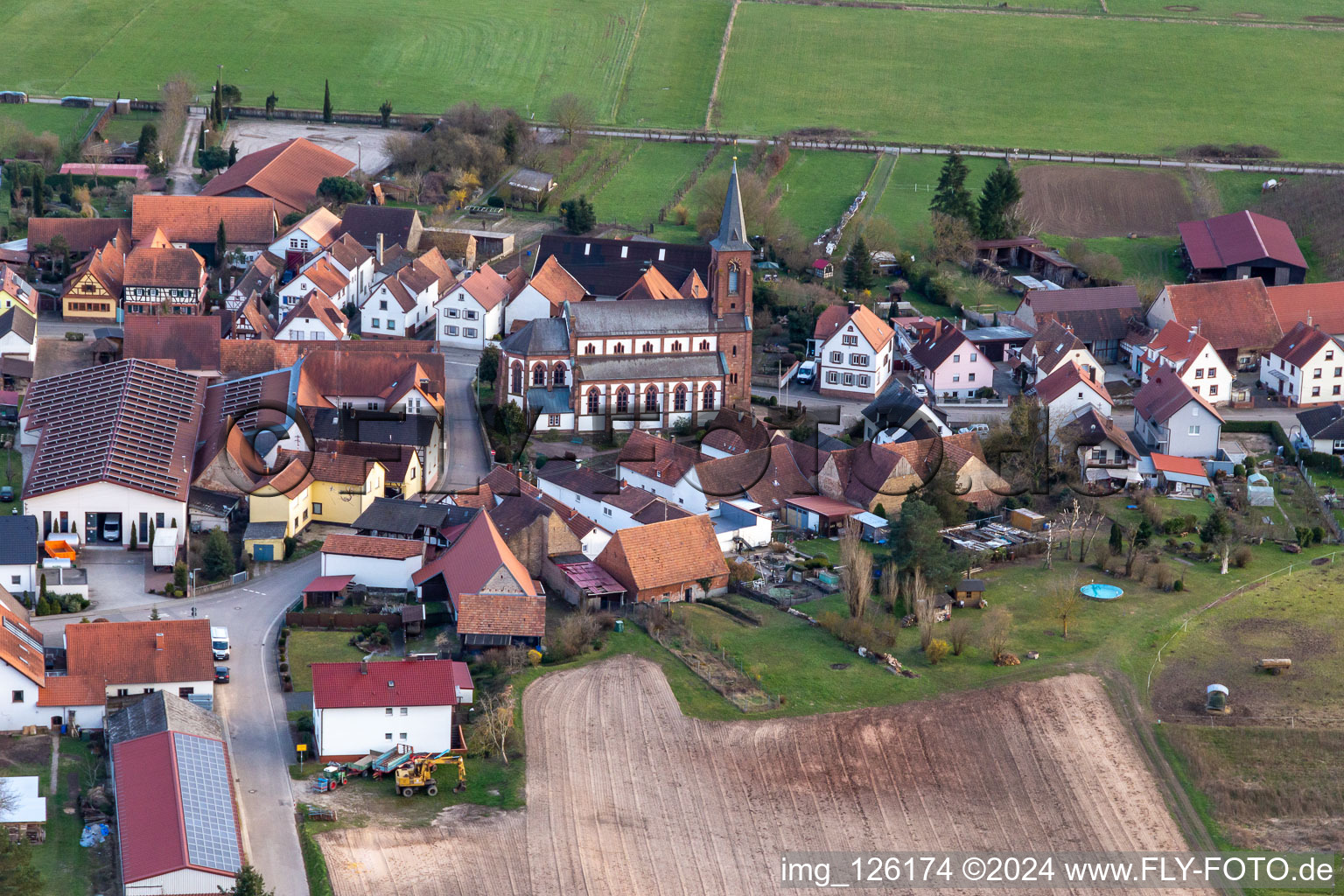 Schweighofen dans le département Rhénanie-Palatinat, Allemagne du point de vue du drone