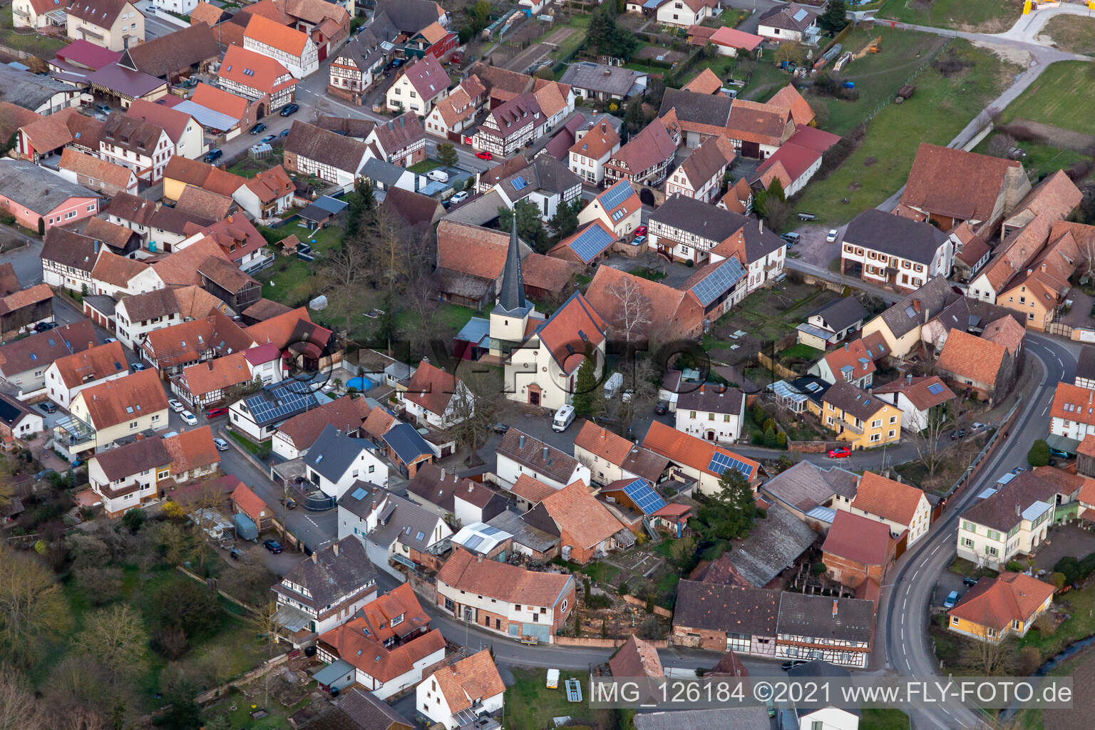 Vue aérienne de Église protestante à Barbelroth dans le département Rhénanie-Palatinat, Allemagne