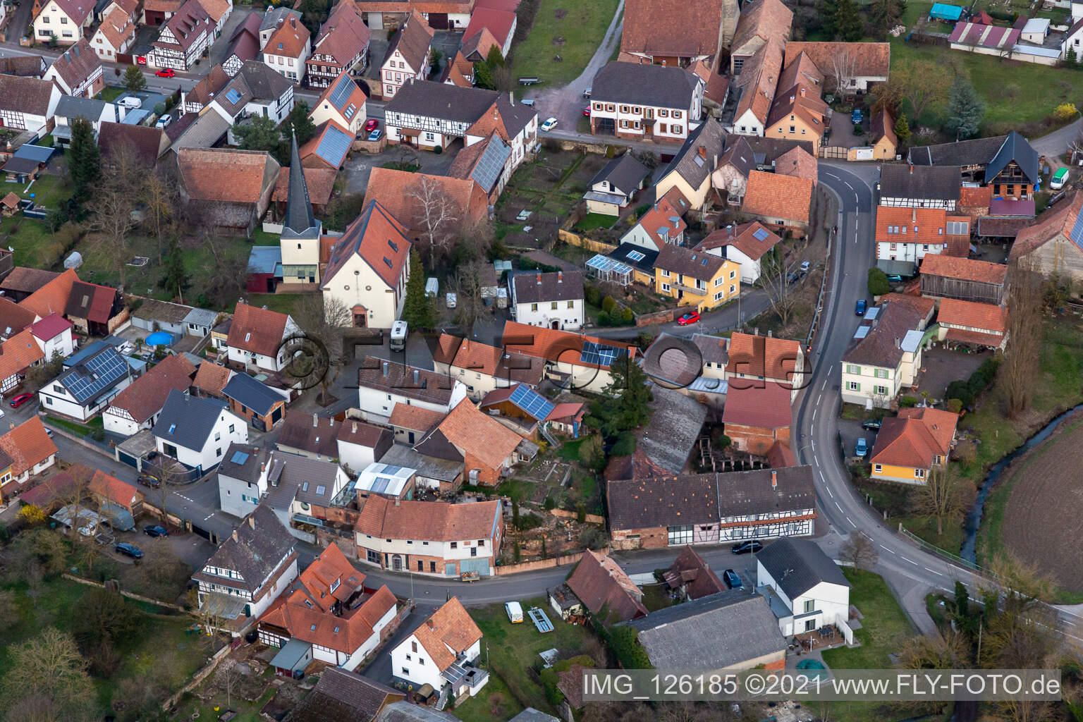Vue aérienne de Église protestante à Barbelroth dans le département Rhénanie-Palatinat, Allemagne