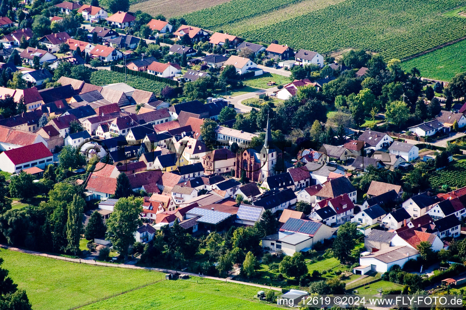 Vue des rues et des maisons des quartiers résidentiels à Altdorf dans le département Rhénanie-Palatinat, Allemagne vue d'en haut