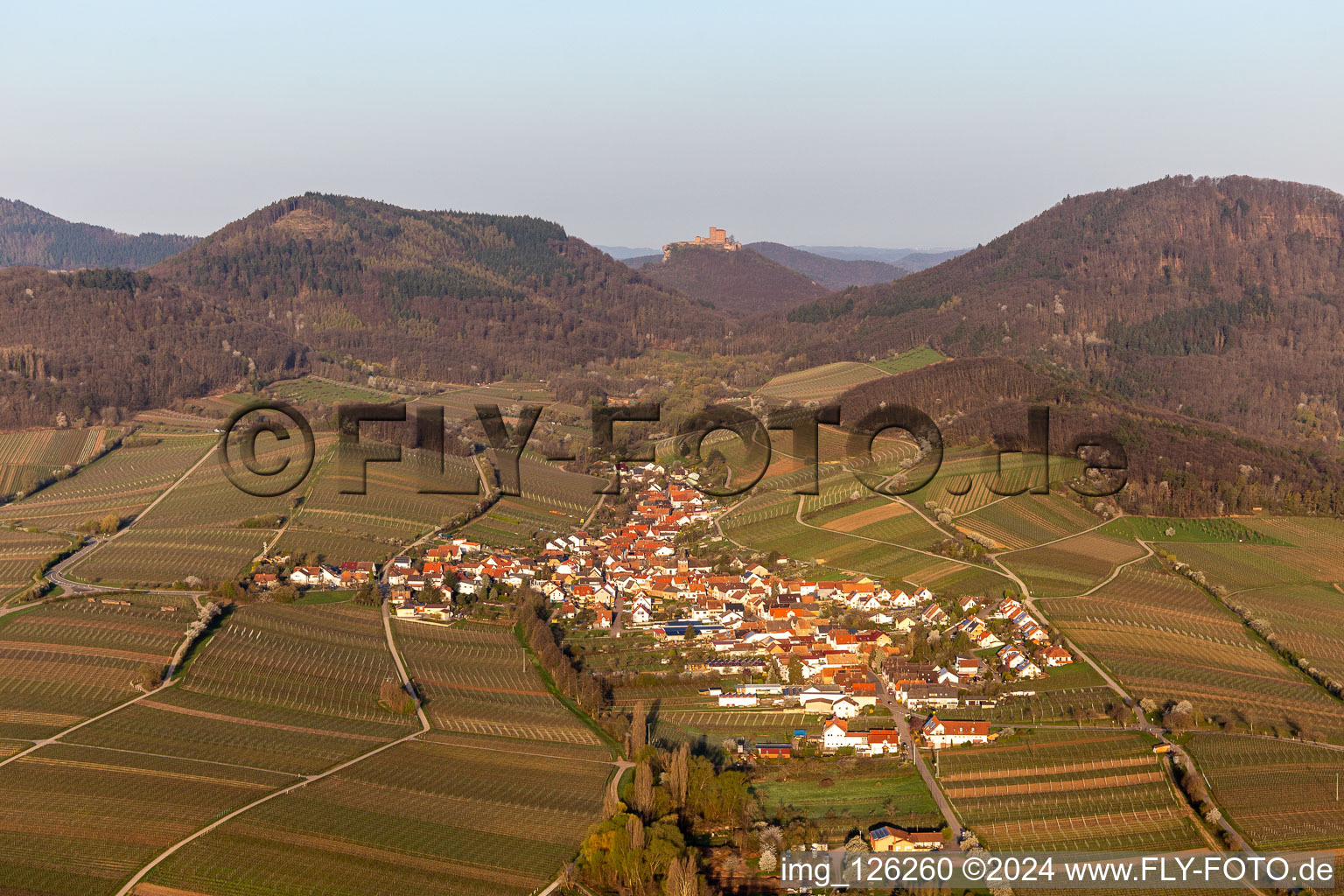 Vue aérienne de Devant les Trifels à Ranschbach dans le département Rhénanie-Palatinat, Allemagne