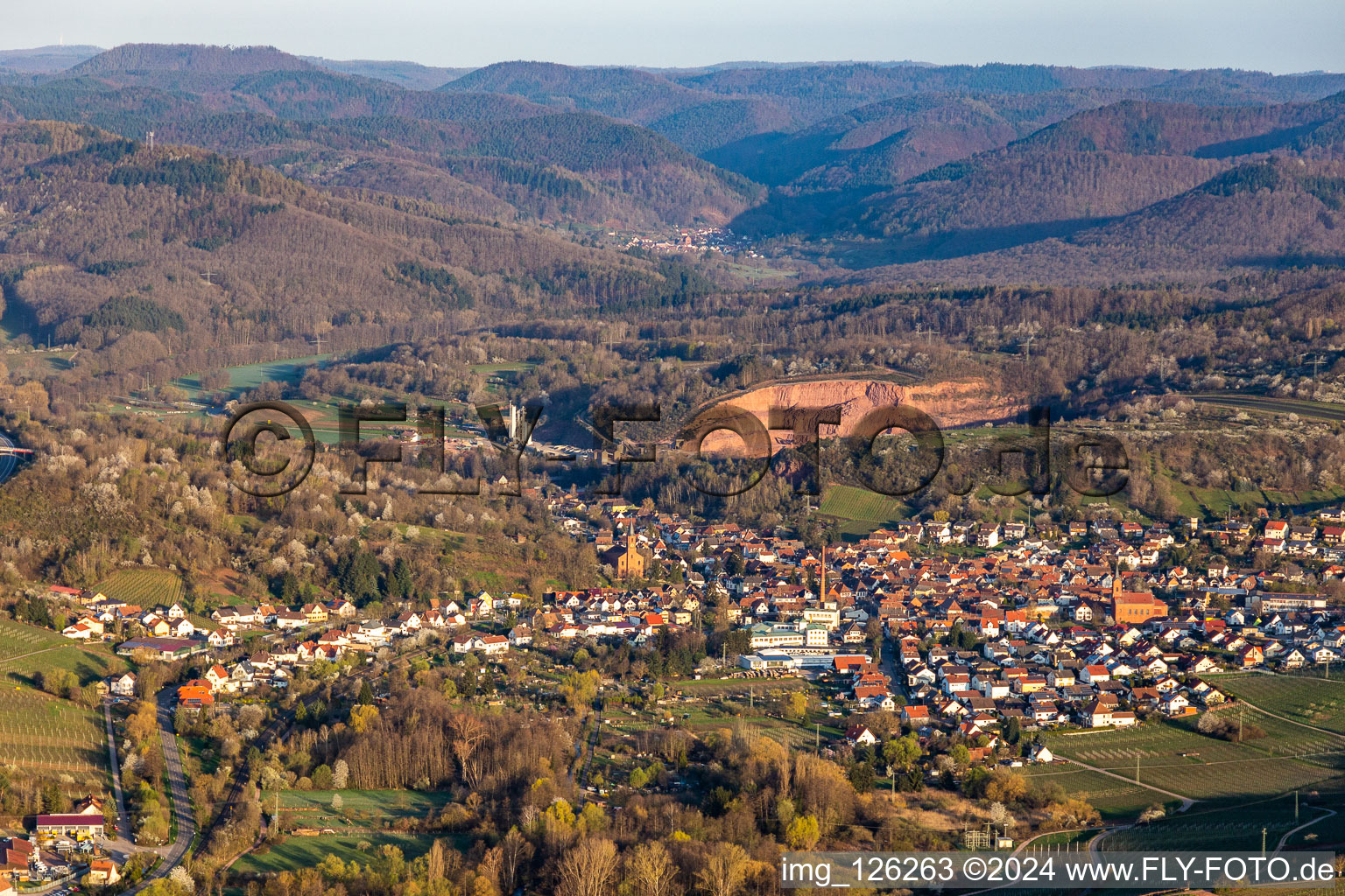 Vue aérienne de Devant la carrière à Albersweiler dans le département Rhénanie-Palatinat, Allemagne