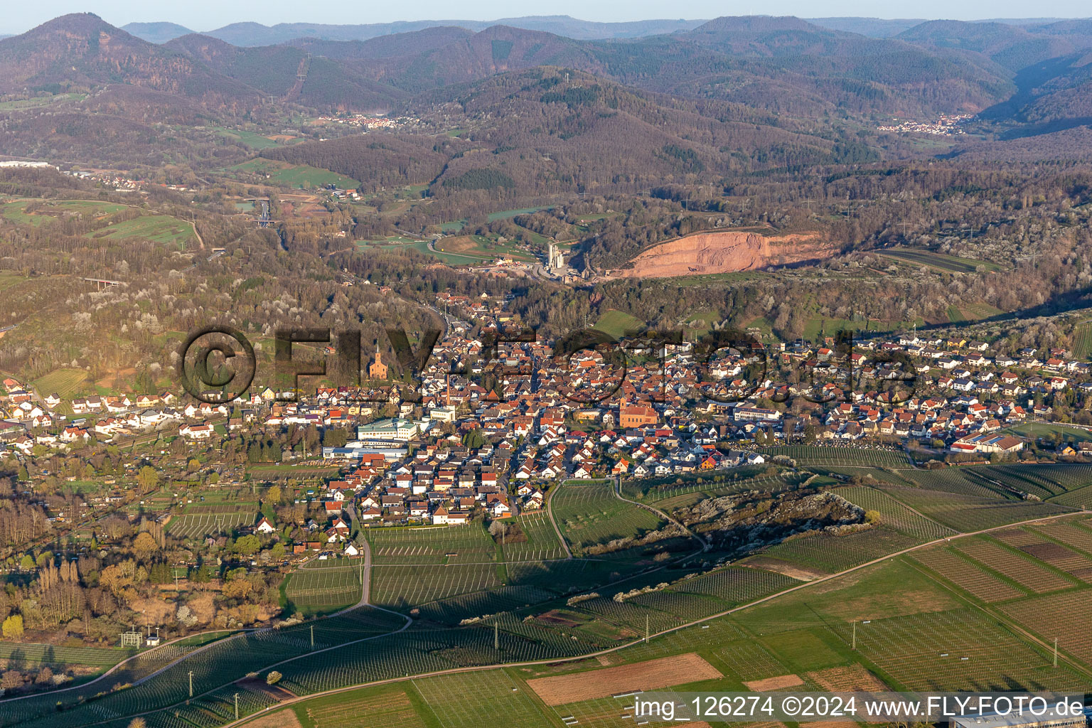 Vue aérienne de Devant la carrière à Albersweiler dans le département Rhénanie-Palatinat, Allemagne