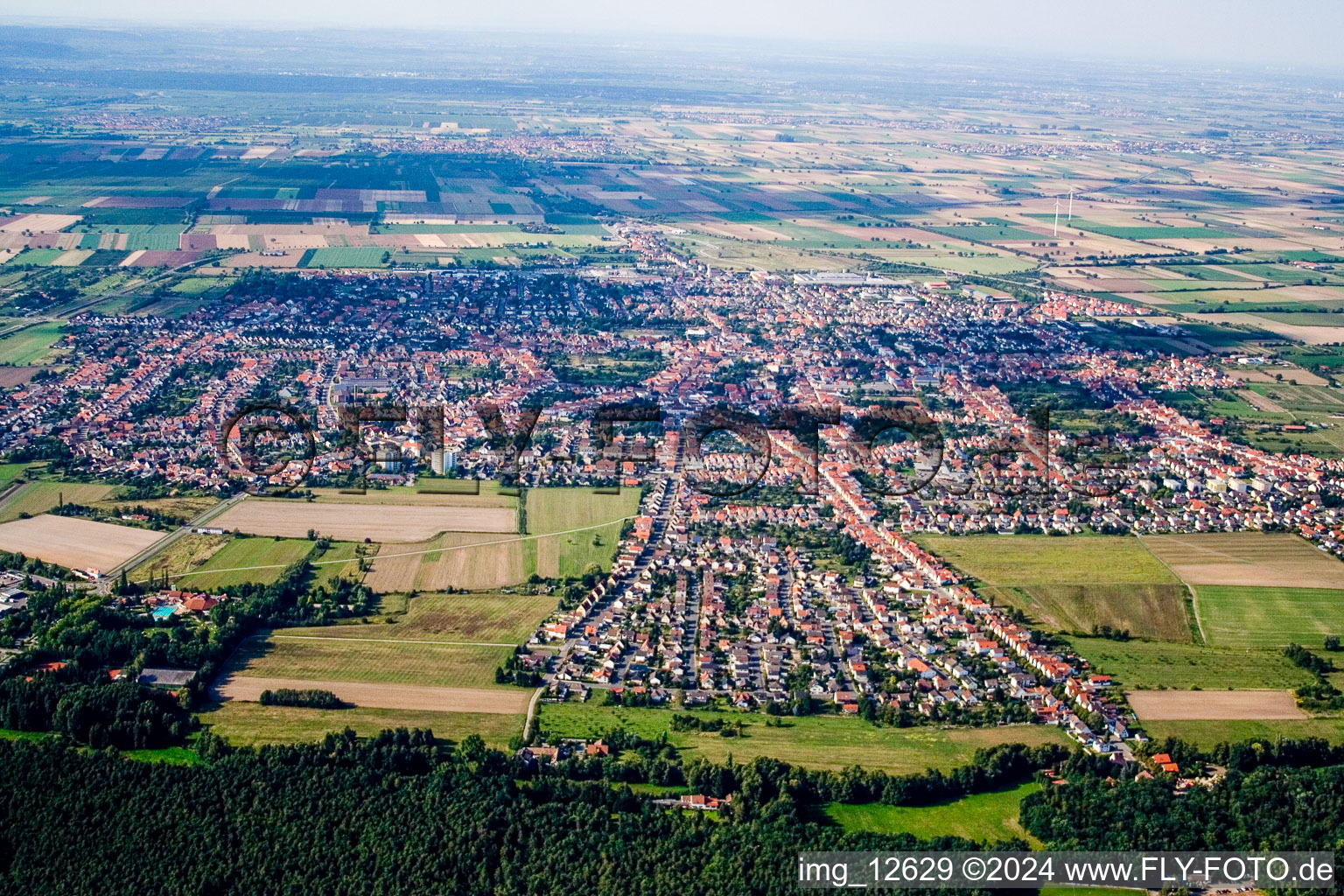 Haßloch dans le département Rhénanie-Palatinat, Allemagne vu d'un drone