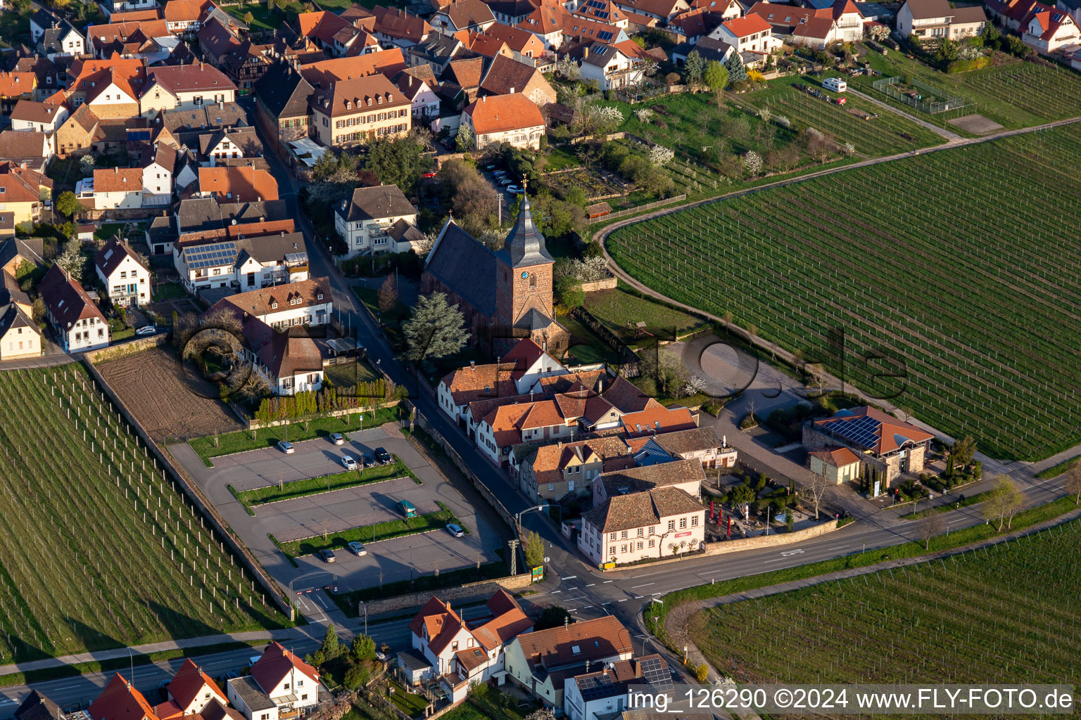 Vue aérienne de Église paroissiale catholique de la Visitation de Marie, Weinhaus Vinothek Meßmer, Ritterhof zur Rose à Burrweiler dans le département Rhénanie-Palatinat, Allemagne