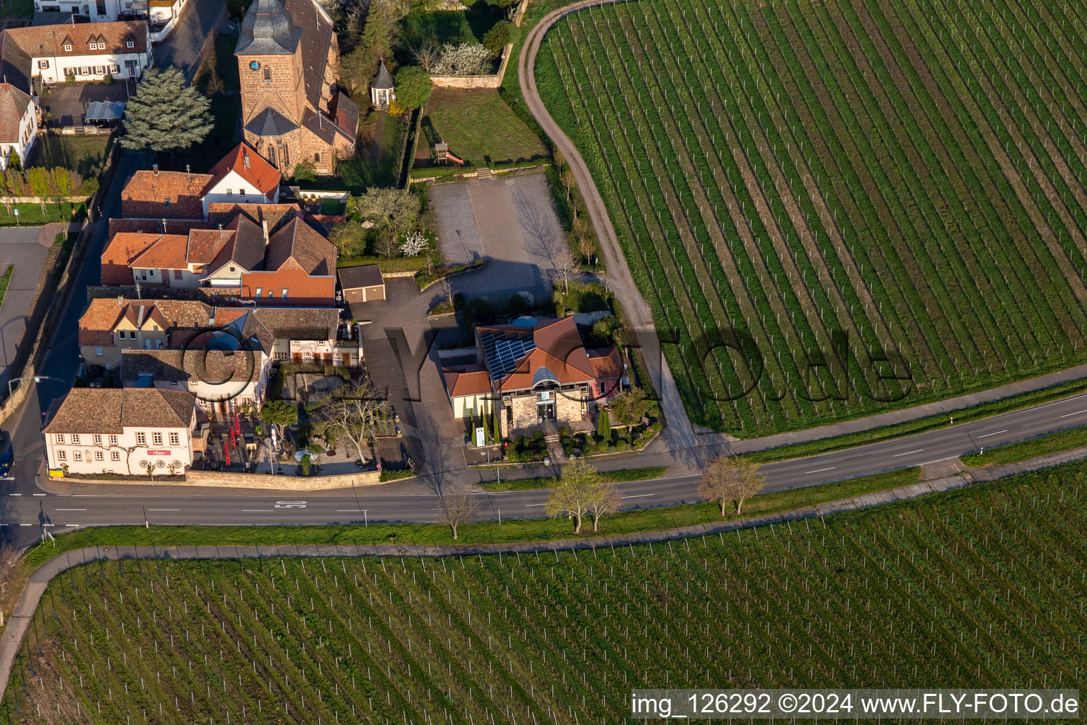 Vue aérienne de La maison de vin Vinothek Meßmer, Ritterhof zur Rose à Burrweiler dans le département Rhénanie-Palatinat, Allemagne