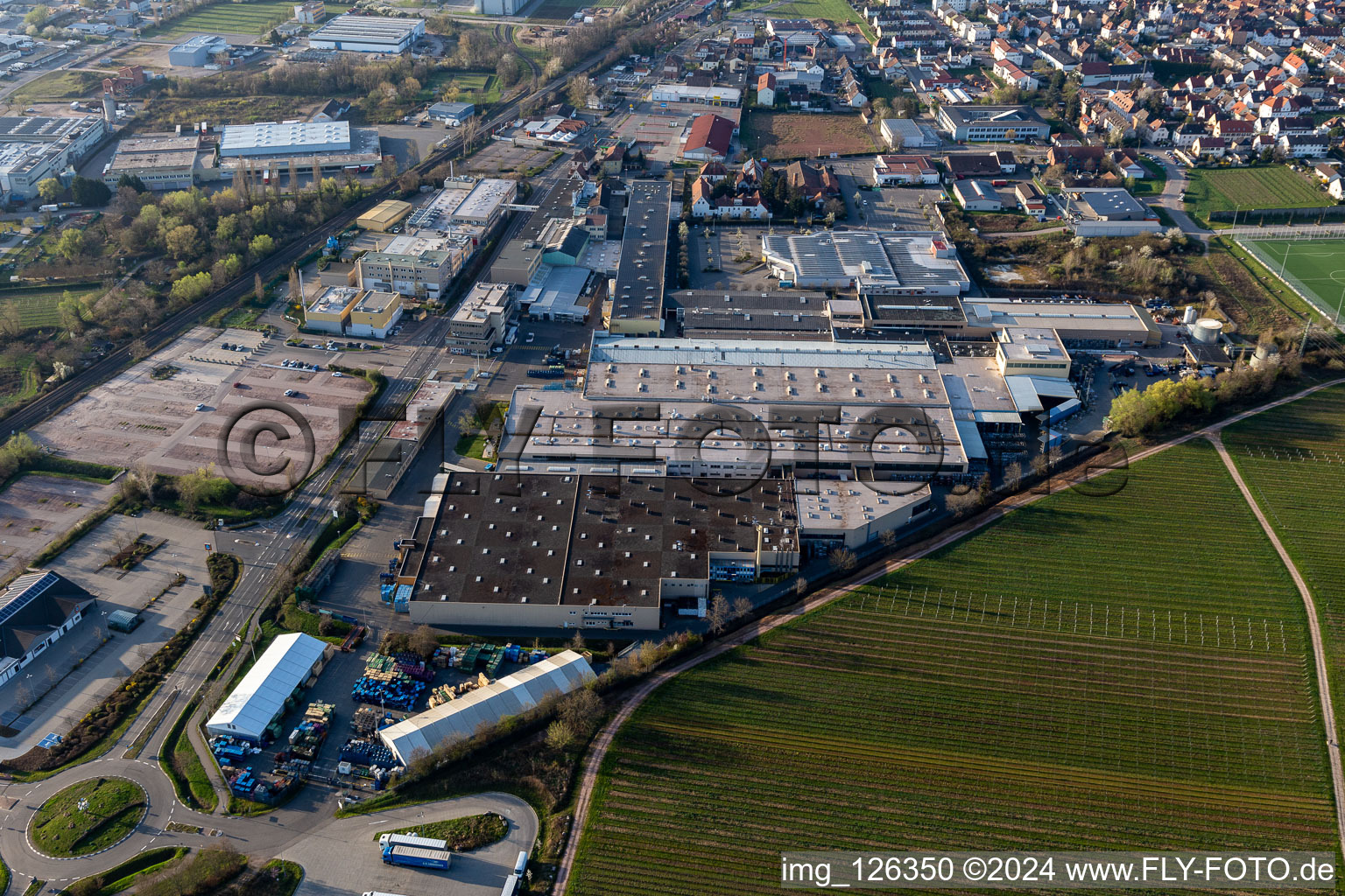 Vue oblique de Locaux de l'usine de Tenneco Automotive Deutschland GmbH à Edenkoben dans le département Rhénanie-Palatinat, Allemagne