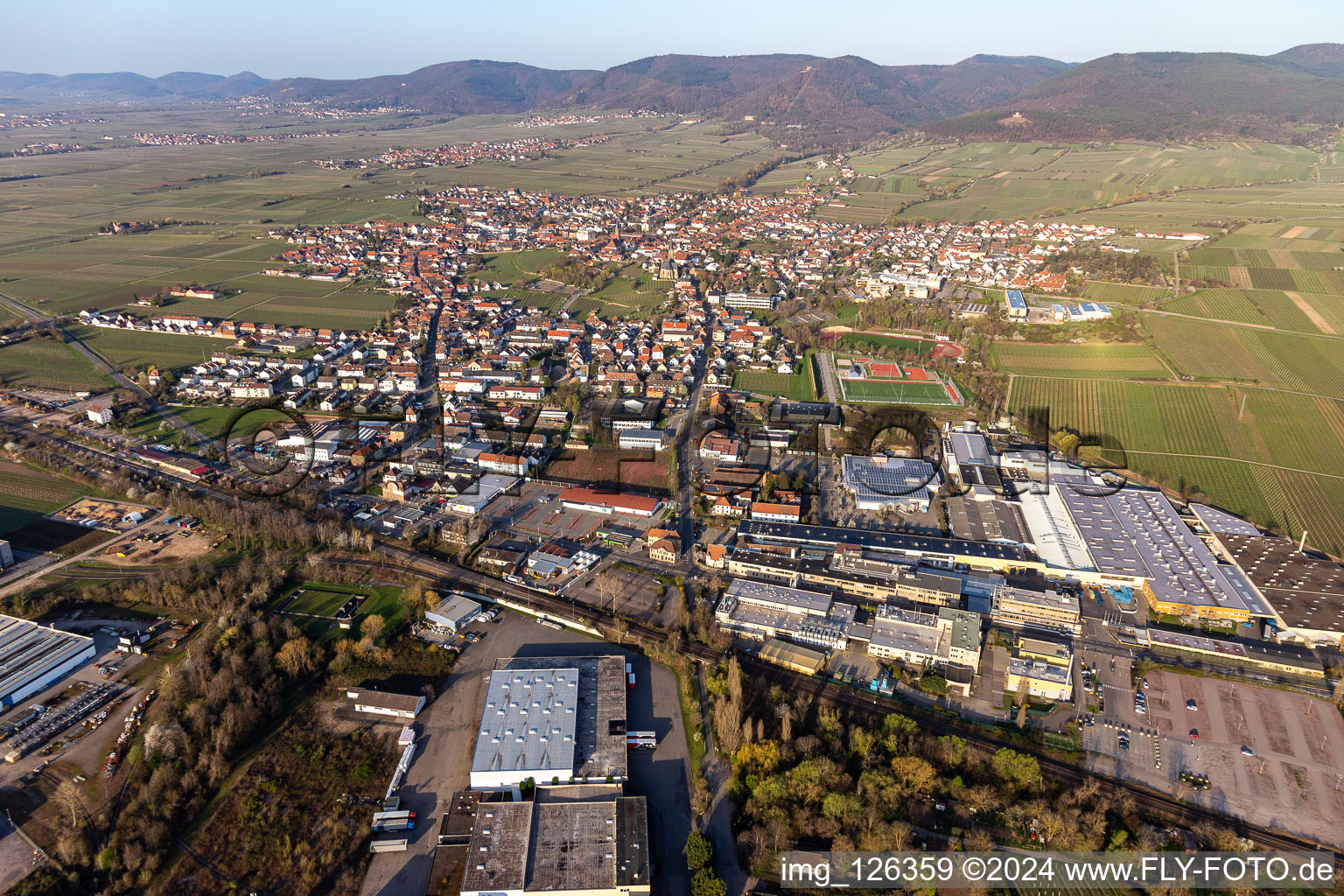 Photographie aérienne de La plaine du Rhin entourée par le Haardtrand de la forêt du Palatinat à Edenkoben dans le département Rhénanie-Palatinat, Allemagne