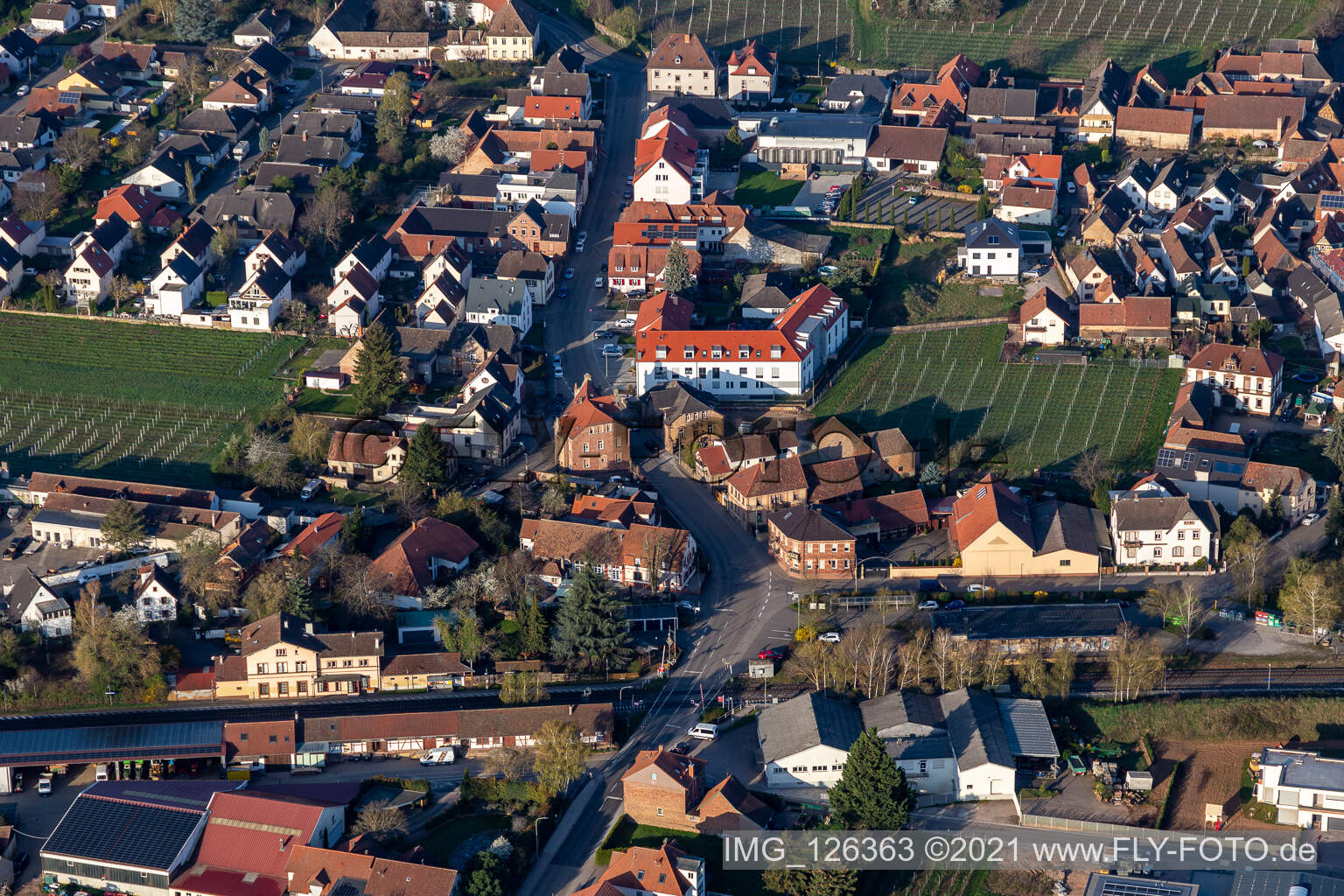 Vue aérienne de Rue du chemin de fer à Edesheim dans le département Rhénanie-Palatinat, Allemagne