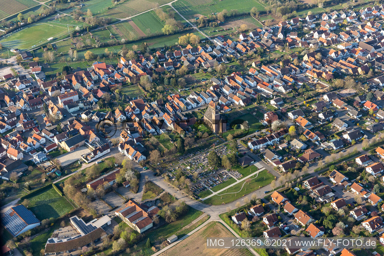 Vue aérienne de Cimetière à Essingen dans le département Rhénanie-Palatinat, Allemagne