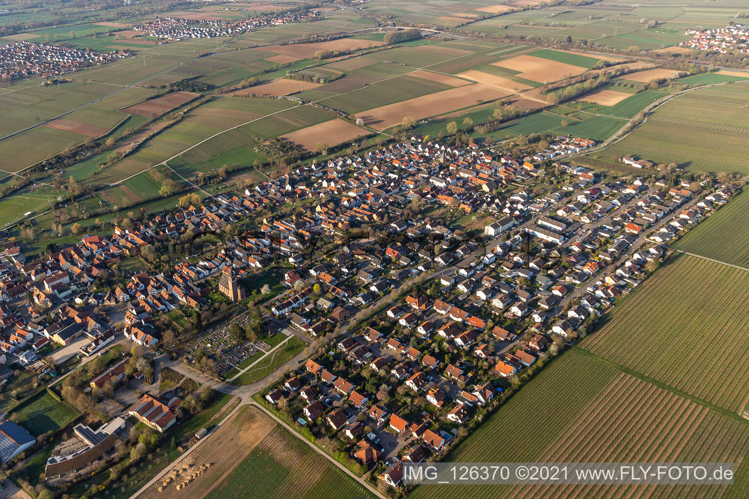 Essingen dans le département Rhénanie-Palatinat, Allemagne vu d'un drone