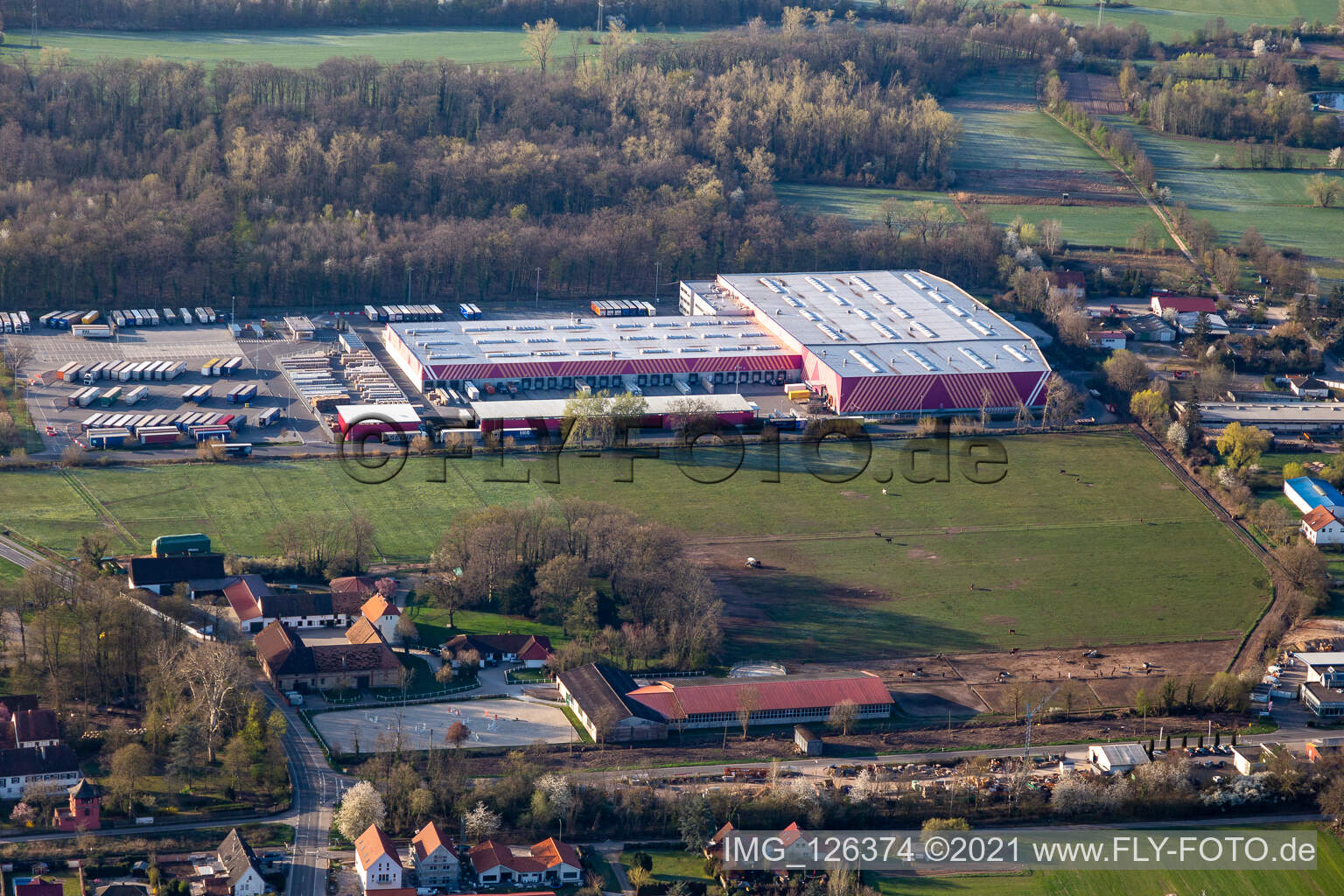 Vue aérienne de Entrepôt central de Hornbach Essingen à le quartier Dreihof in Essingen dans le département Rhénanie-Palatinat, Allemagne