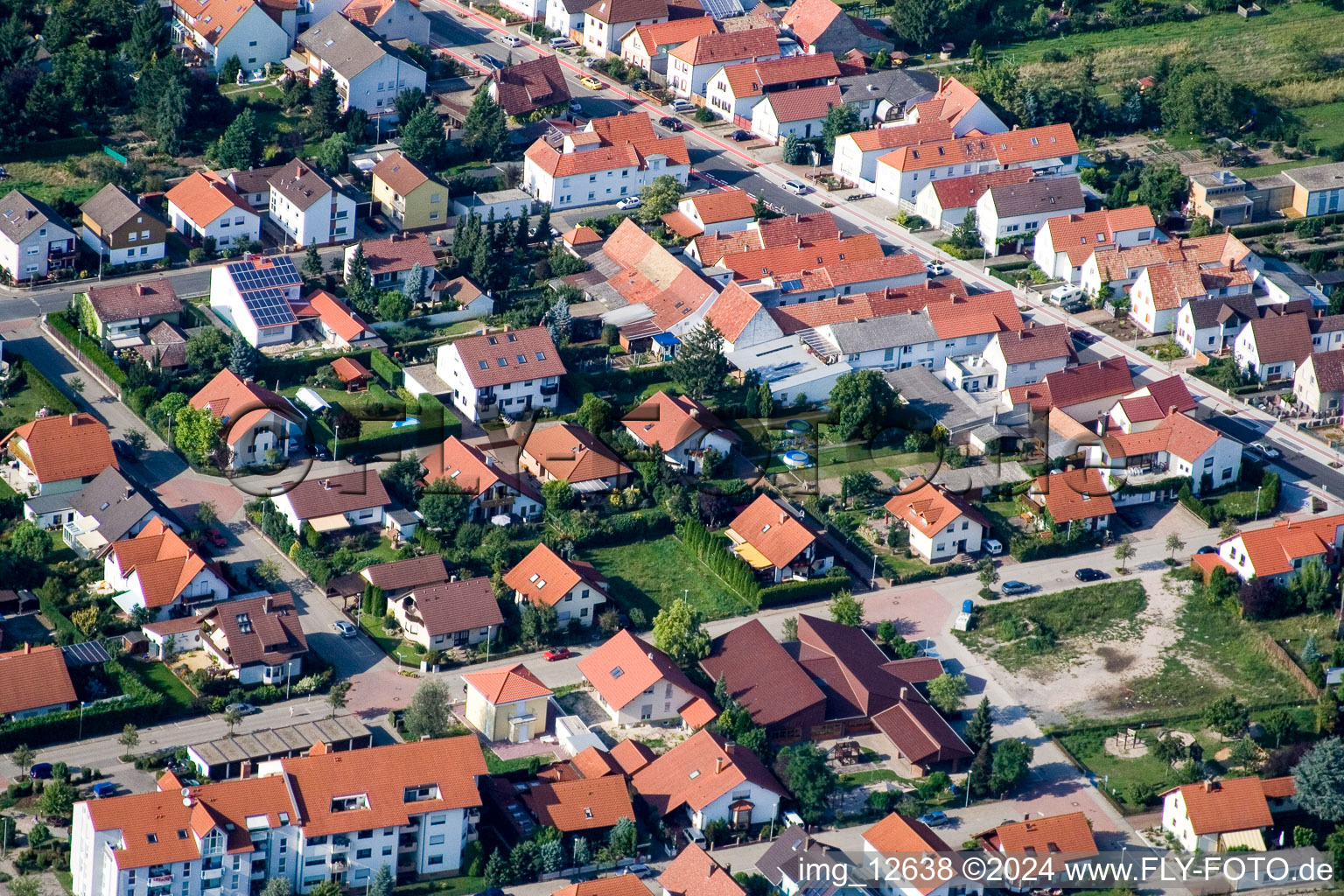 Haßloch dans le département Rhénanie-Palatinat, Allemagne depuis l'avion