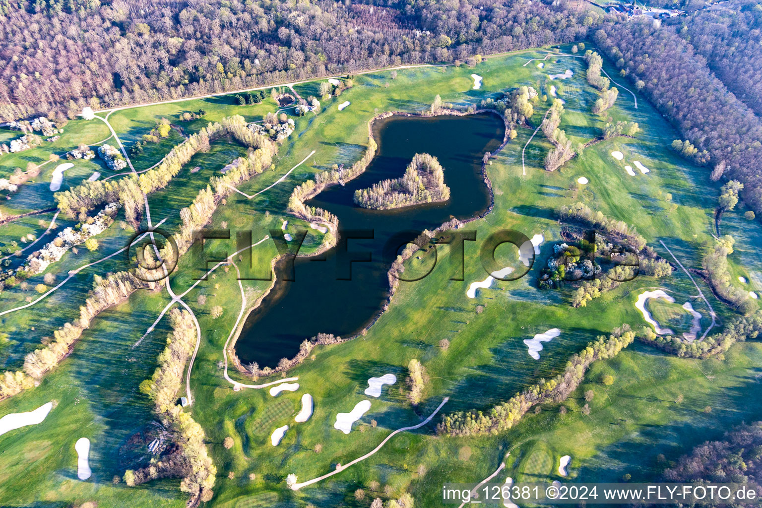 Vue aérienne de Arbres en fleurs au printemps sur le terrain de golf Landgut Dreihof - GOLF absolu à le quartier Dreihof in Essingen dans le département Rhénanie-Palatinat, Allemagne