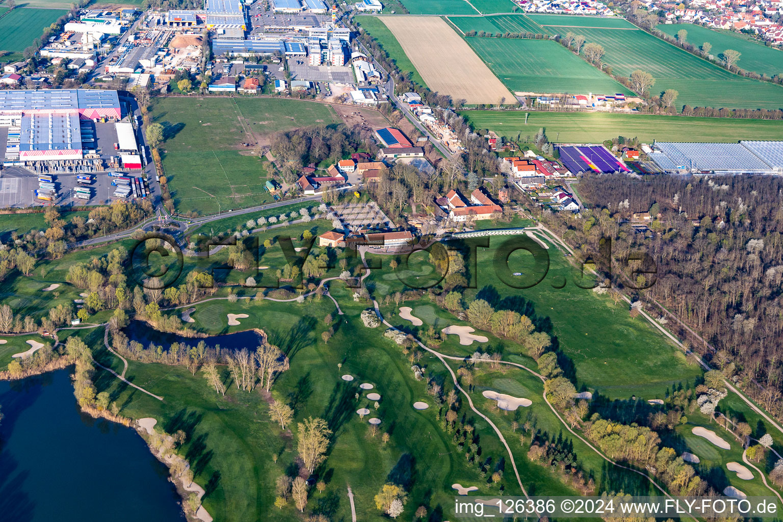 Arbres en fleurs au printemps sur le terrain de golf Landgut Dreihof - GOLF absolu à le quartier Dreihof in Essingen dans le département Rhénanie-Palatinat, Allemagne d'en haut