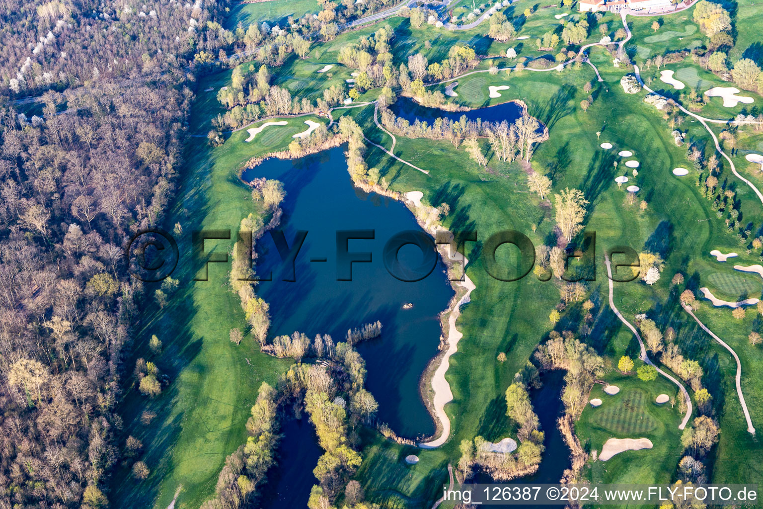 Arbres en fleurs au printemps sur le terrain de golf Landgut Dreihof - GOLF absolu à le quartier Dreihof in Essingen dans le département Rhénanie-Palatinat, Allemagne hors des airs