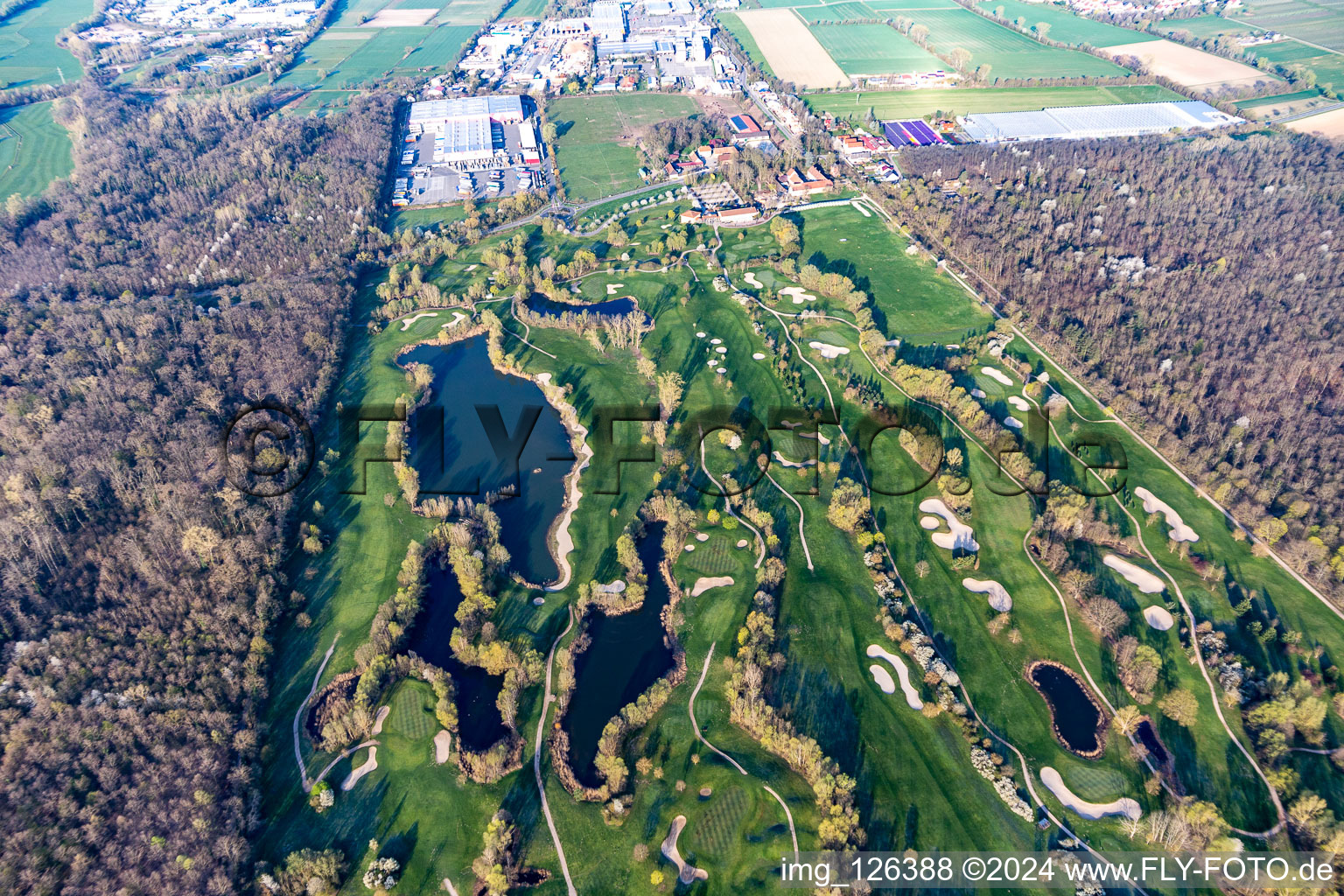 Arbres en fleurs au printemps sur le terrain de golf Landgut Dreihof - GOLF absolu à le quartier Dreihof in Essingen dans le département Rhénanie-Palatinat, Allemagne vue d'en haut