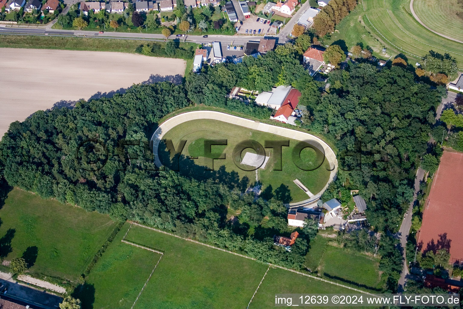 Vue aérienne de Itinéraire de la piste cyclable dans la forêt de Haßloch à Haßloch dans le département Rhénanie-Palatinat, Allemagne