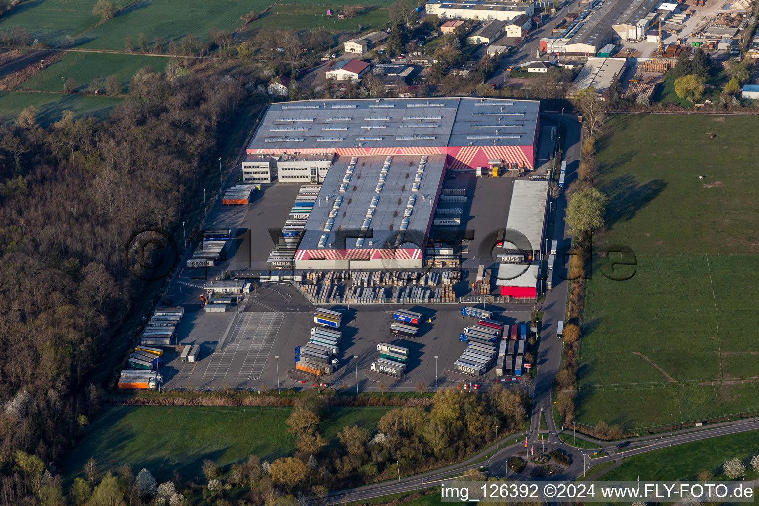 Vue aérienne de Quincaillerie HORNBACH Bornheim dans la zone industrielle de Bornheim à Bornheim à le quartier Dreihof in Essingen dans le département Rhénanie-Palatinat, Allemagne