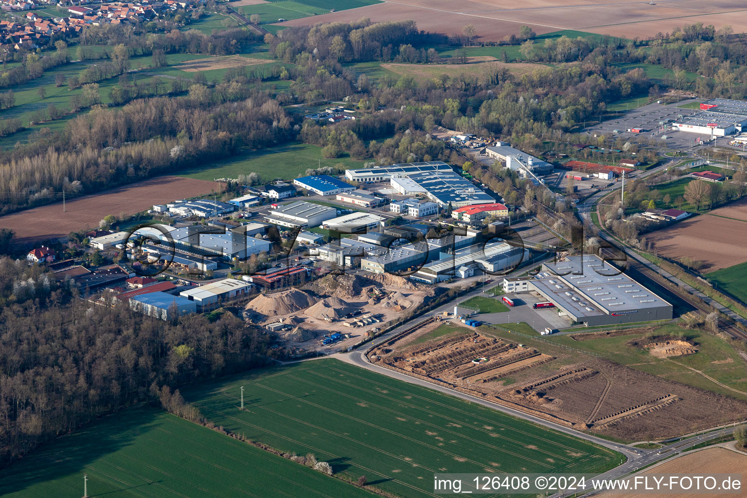 Vue aérienne de Zone industrielle ouest avec logistique de feuilles de chêne à Rohrbach dans le département Rhénanie-Palatinat, Allemagne