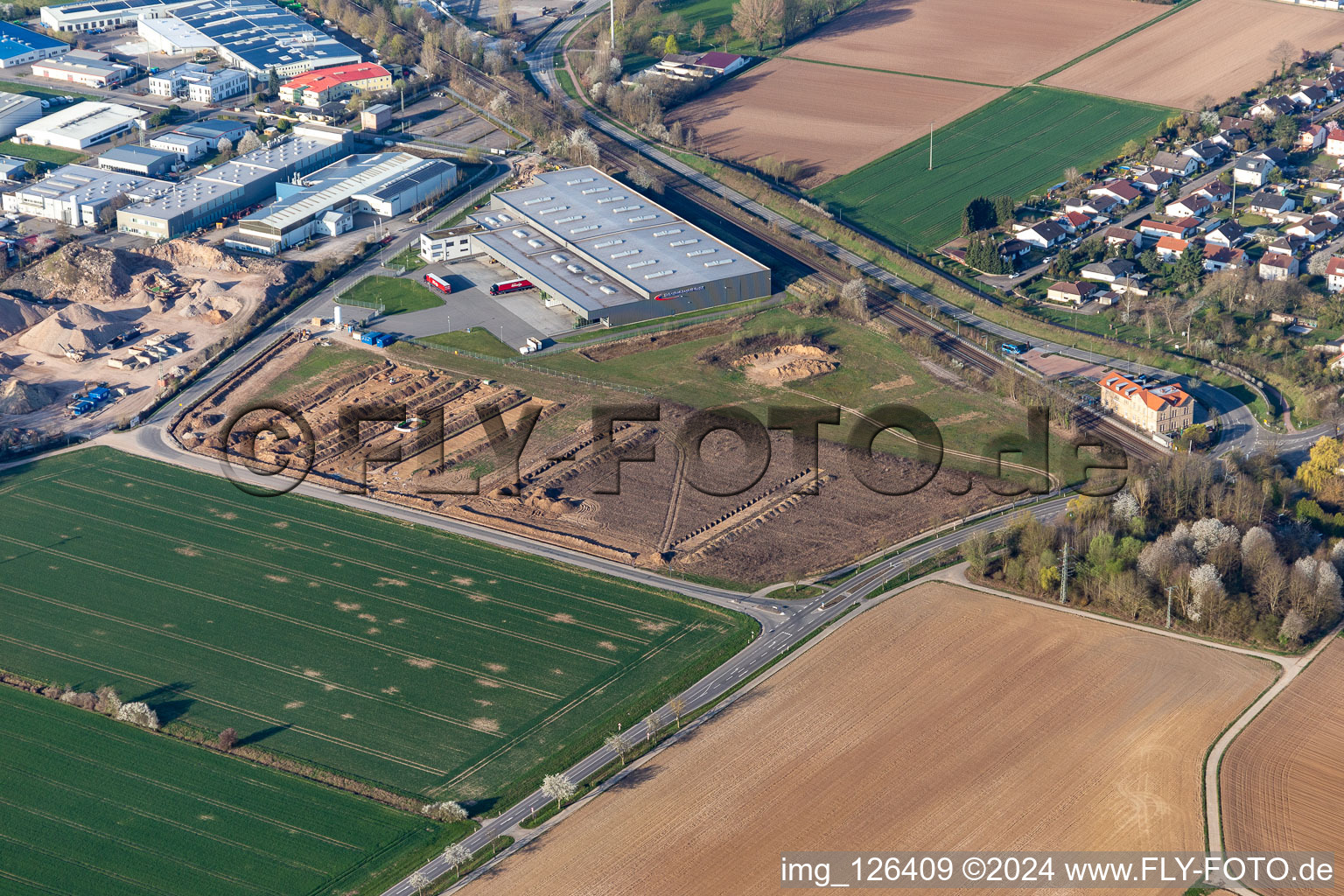 Vue aérienne de Extension de la zone industrielle Ouest avec Eichenlaub Logistics à Rohrbach dans le département Rhénanie-Palatinat, Allemagne